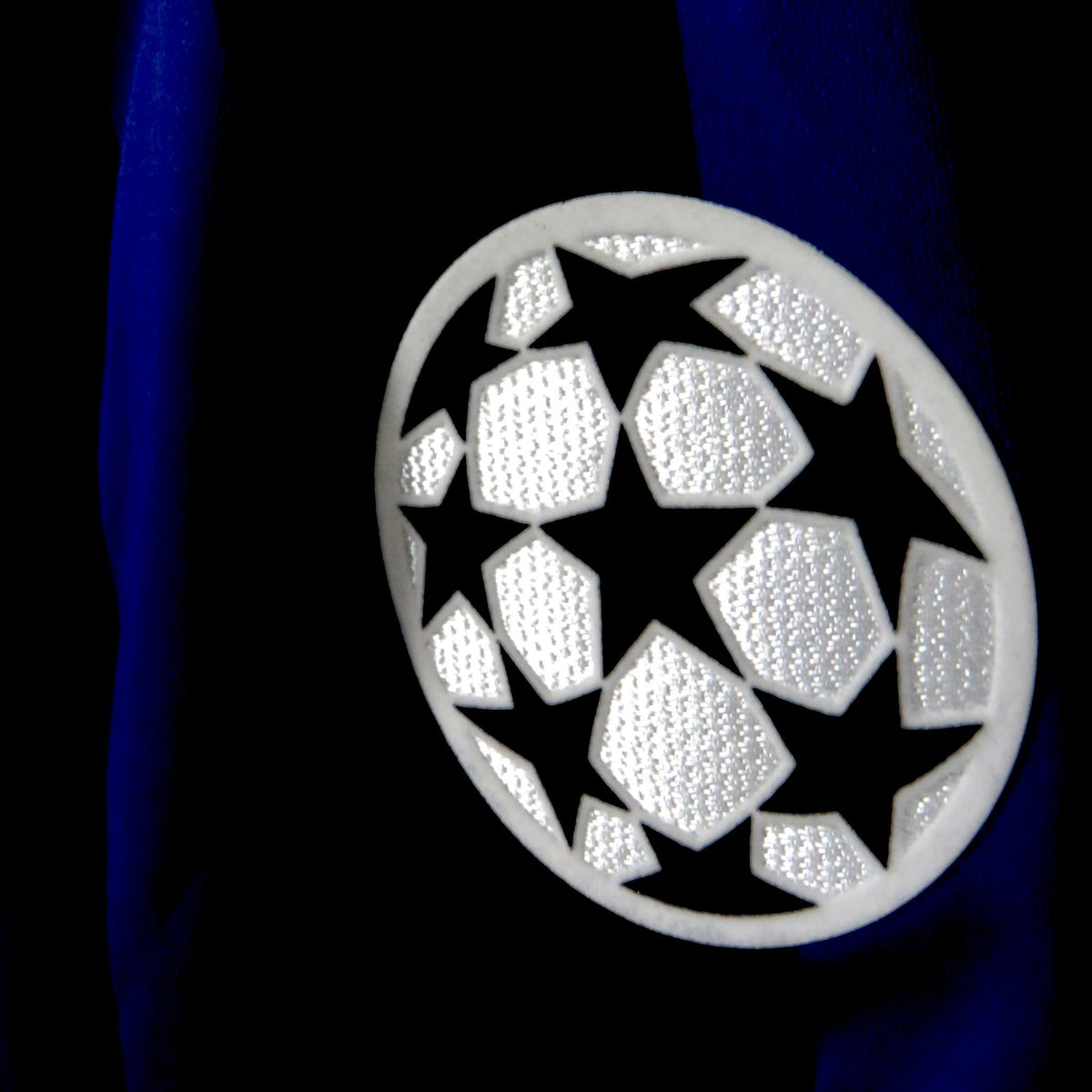 Nostalgic Football Shirts Inter Milan 1998-99 shirt detail met de officiële Champions League sterrenbal badge