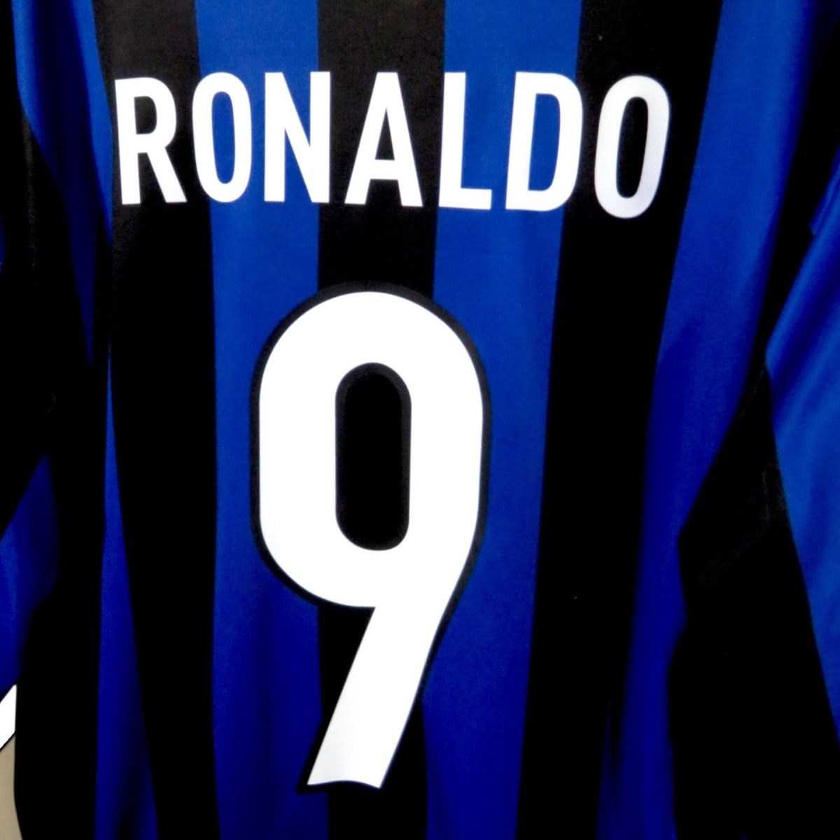 Nostalgic Football Shirts Inter Milan 1998-99 thuisshirt met Ronaldo nummer 9 in iconische blauw-zwarte strepen