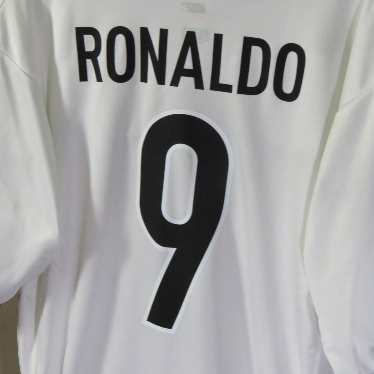 Achterkant van het witte Nostalgic Football Shirts Inter Milan 1998-99 uitshirt met Ronaldo nummer 9 bedrukking.