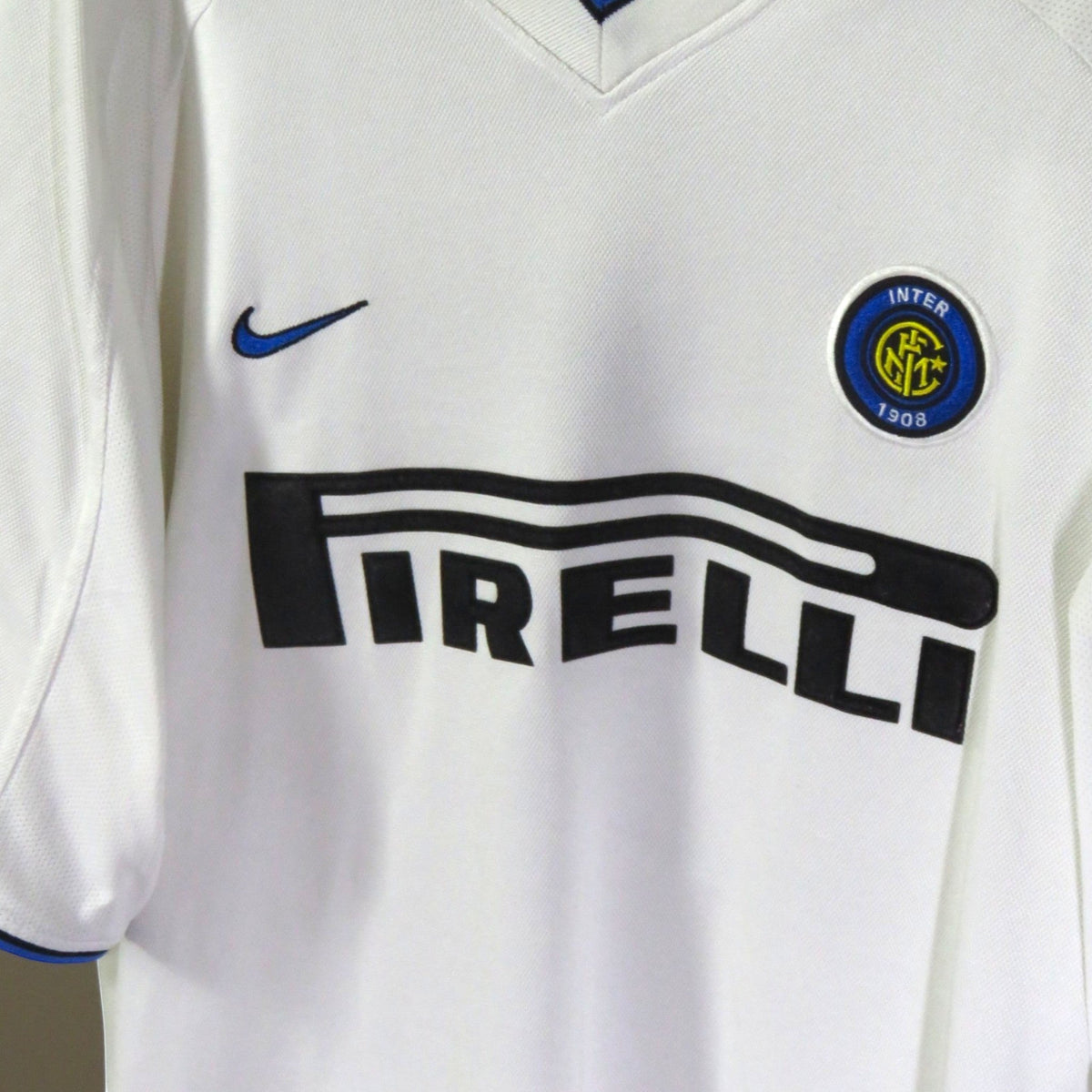 Nostalgic Football Shirts Inter Milan 1999-2000 uitshirt in wit met Pirelli sponsor, Nike logo en clubembleem.