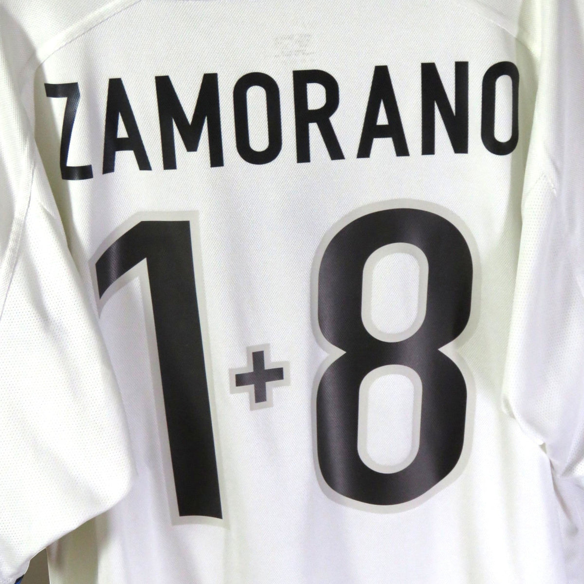 Nostalgic Football Shirts Inter Milan 1999-2000 uitshirt met Zamorano 1+8 bedrukking op de witte achterzijde