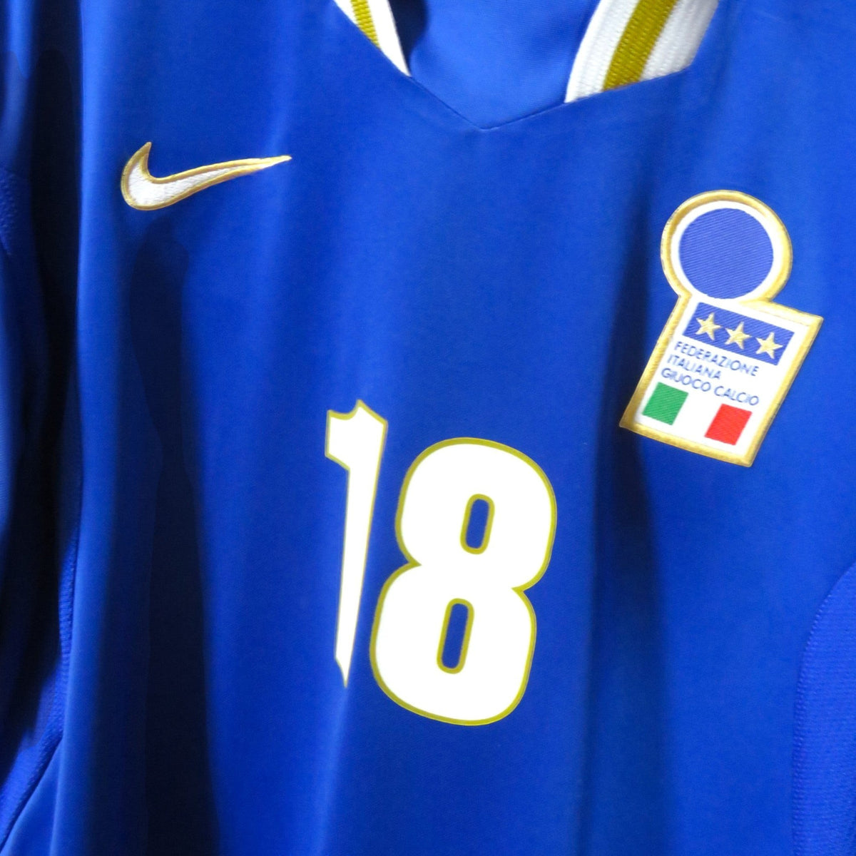 Nostalgic Football Shirts Italië 1996-97 thuisshirt in azuurblauw met Nike logo, FIGC embleem en nummer 18 op de borst