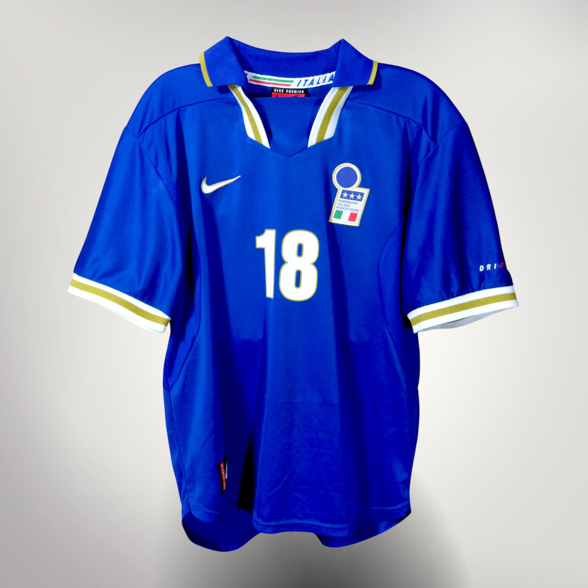 Nostalgic Football Shirts Italië 1996-97 thuisshirt in azuurblauw met witte accenten, Nike logo en FIGC-embleem.