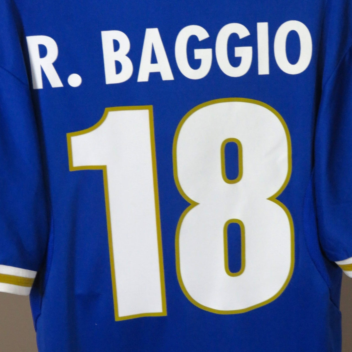 Nostalgic Football Shirts Italië 1996-97 thuisshirt in azuurblauw met witte Baggio 18 bedrukking op de achterzijde