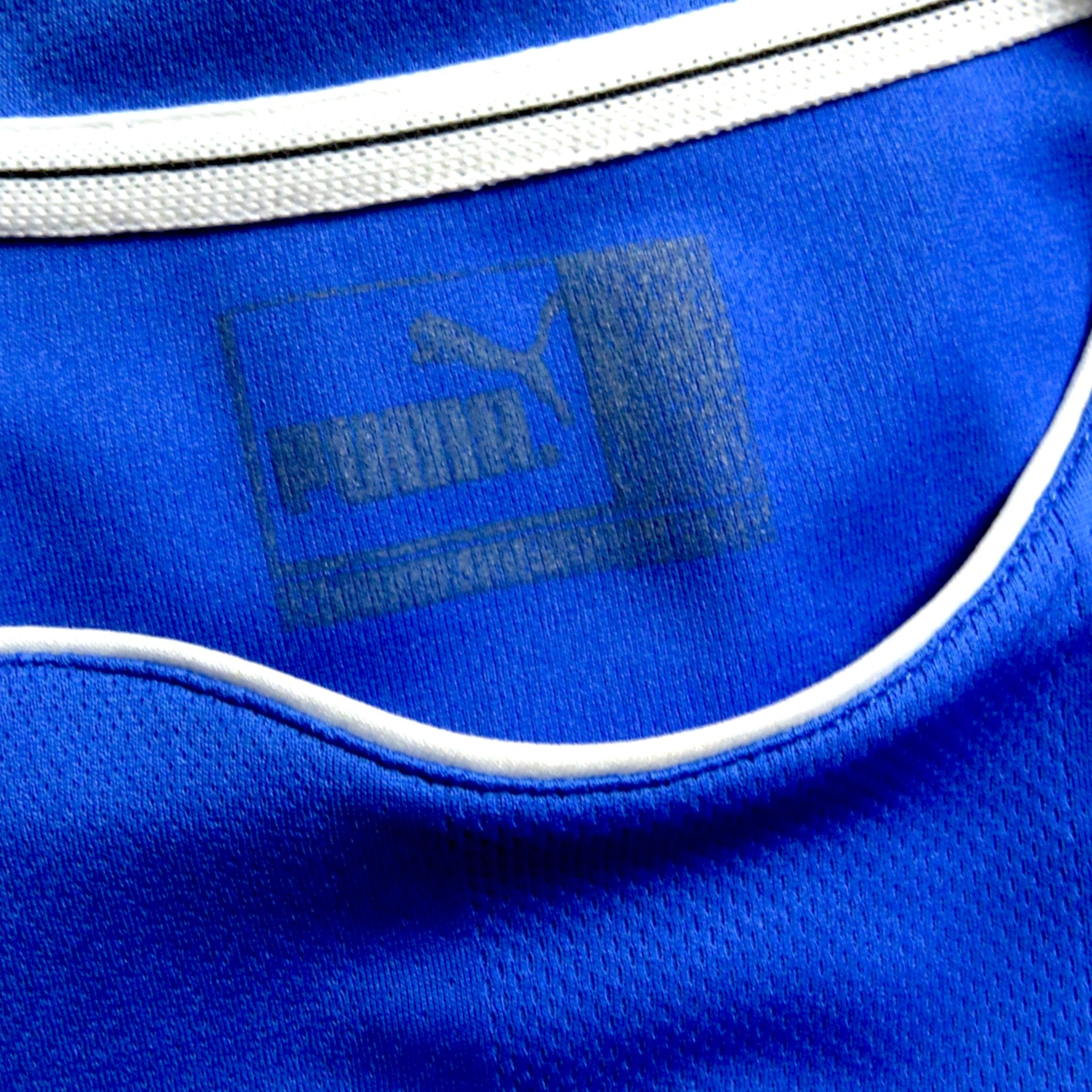 Nostalgic Football Shirts Italië 2003-04 thuisshirt met Puma logo in de nek, klassiek azuurblauw voetbalshirt.