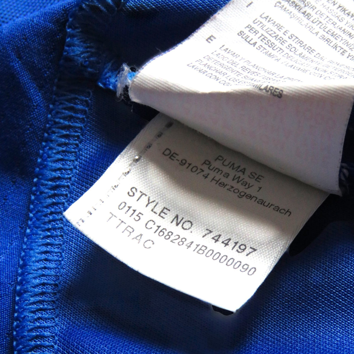 Nostalgic Football Shirts label van het Italië 2014-15 thuisshirt met Puma-informatie en stijlcode