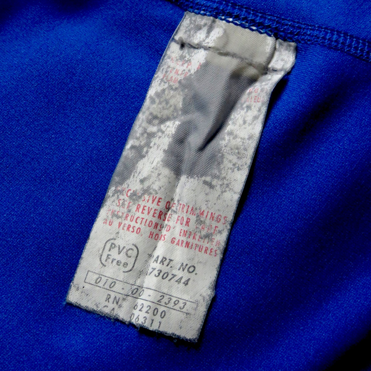 Nostalgic Football Shirts label van het blauwe Italië 2003-04 thuisshirt met wasinstructies en artikelnummer