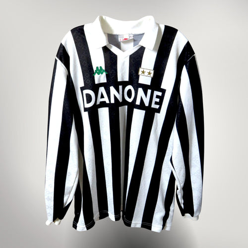 Nostalgic Football Shirts Juventus 1990-91 thuisshirt met lange mouwen, zwart-witte strepen en Kappa logo.