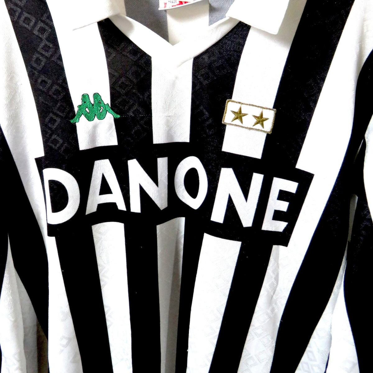 Nostalgic Football Shirts Juventus 1990-91 thuisshirt met zwarte en witte strepen, Kappa logo en Danone sponsor.