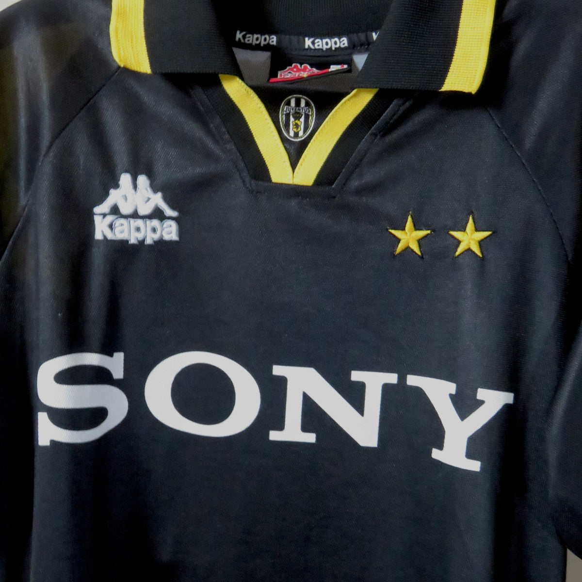 Nostalgic Football Shirts Juventus 1995-96 derde voetbalshirt in zwart met Kappa logo, Sony sponsor en gouden sterren.