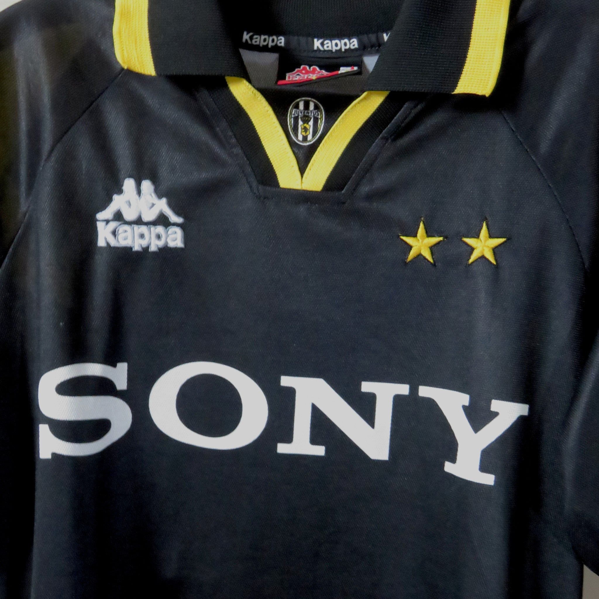 Nostalgic Football Shirts Juventus 1995-96 derde voetbalshirt in zwart met Kappa logo, Sony sponsor en gouden sterren.