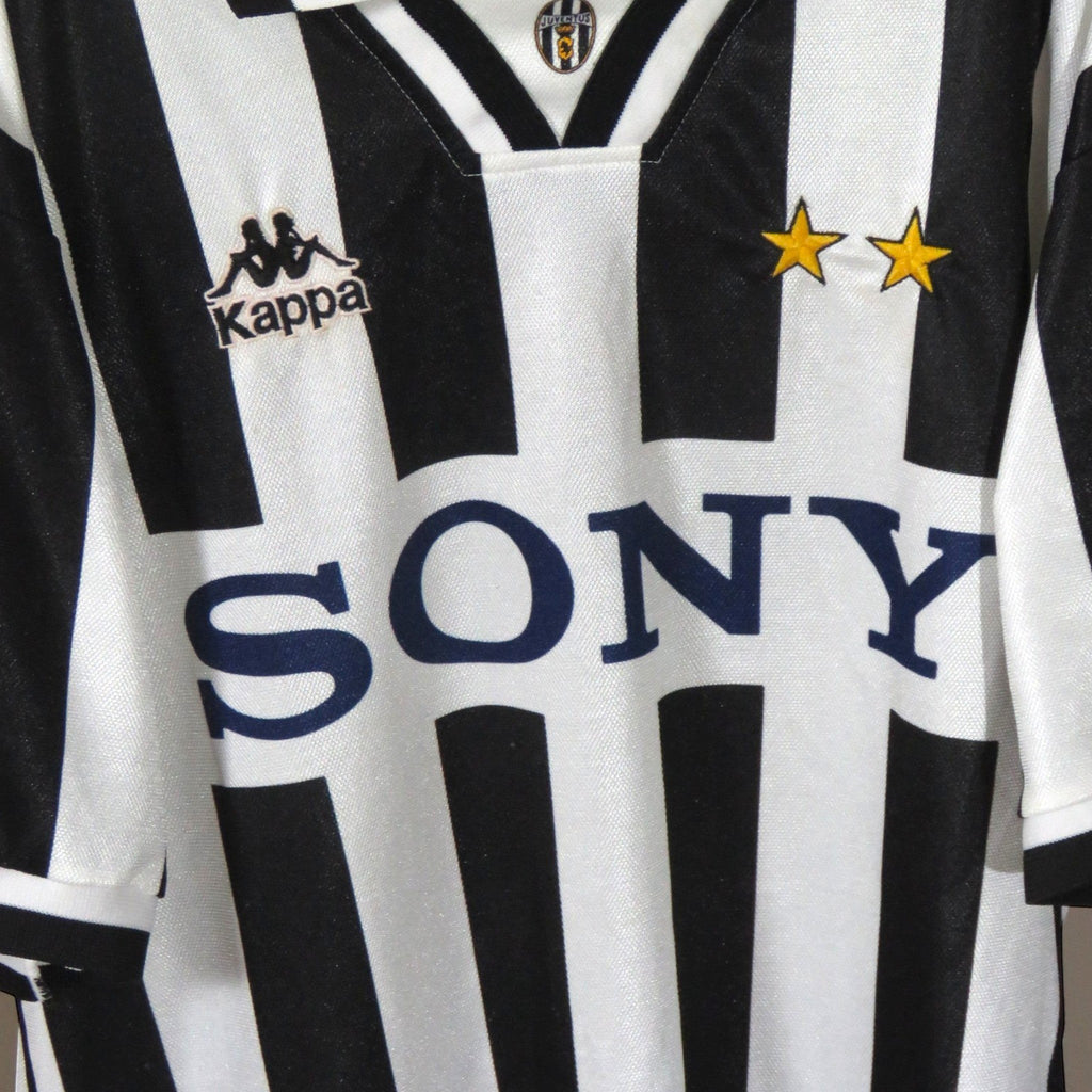 Nostalgic Football Shirts Juventus 1995-96 thuisshirt met zwart-witte strepen, Kappa logo, Sony sponsor en twee sterren.