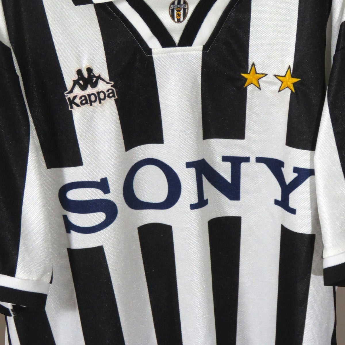 Nostalgic Football Shirts Juventus 1995-96 thuisshirt met zwart-witte strepen, Kappa logo, Sony sponsor en twee sterren.