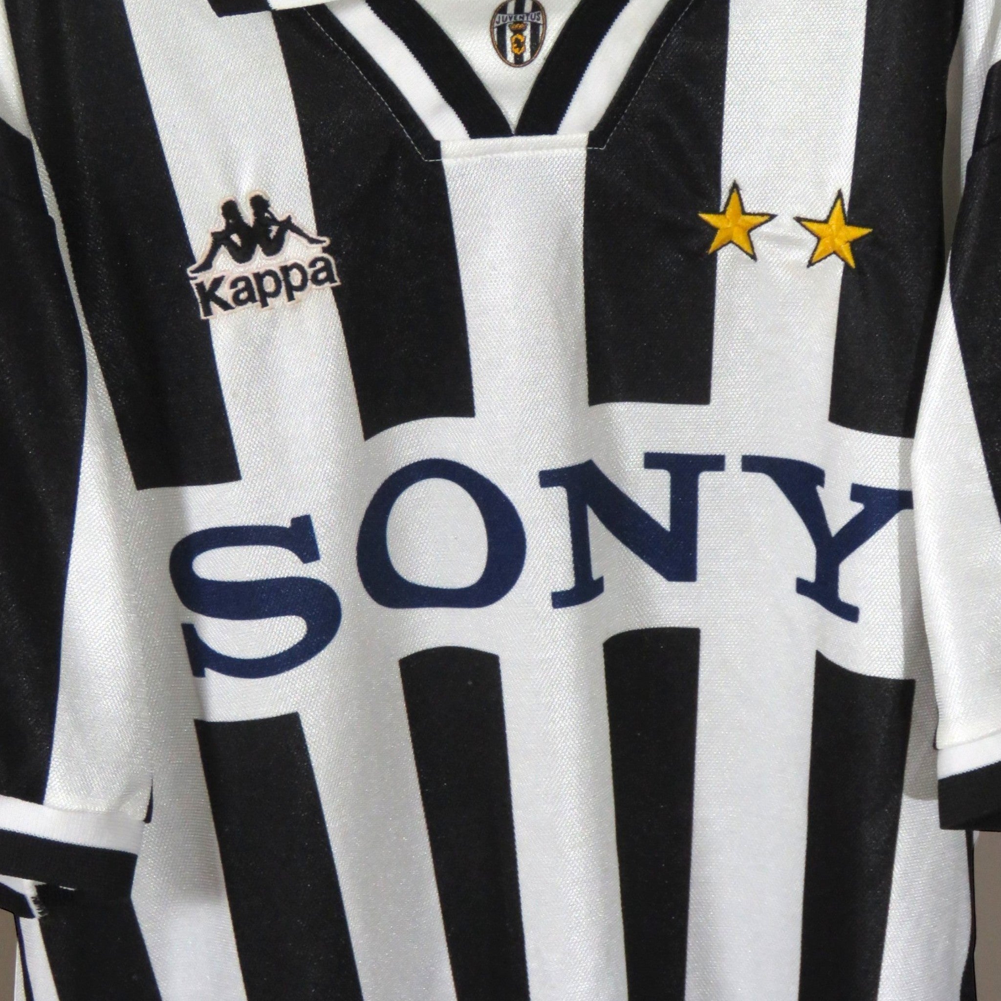 Nostalgic Football Shirts Juventus 1995-96 thuisshirt met zwart-witte strepen, Kappa logo, Sony sponsor en twee sterren.