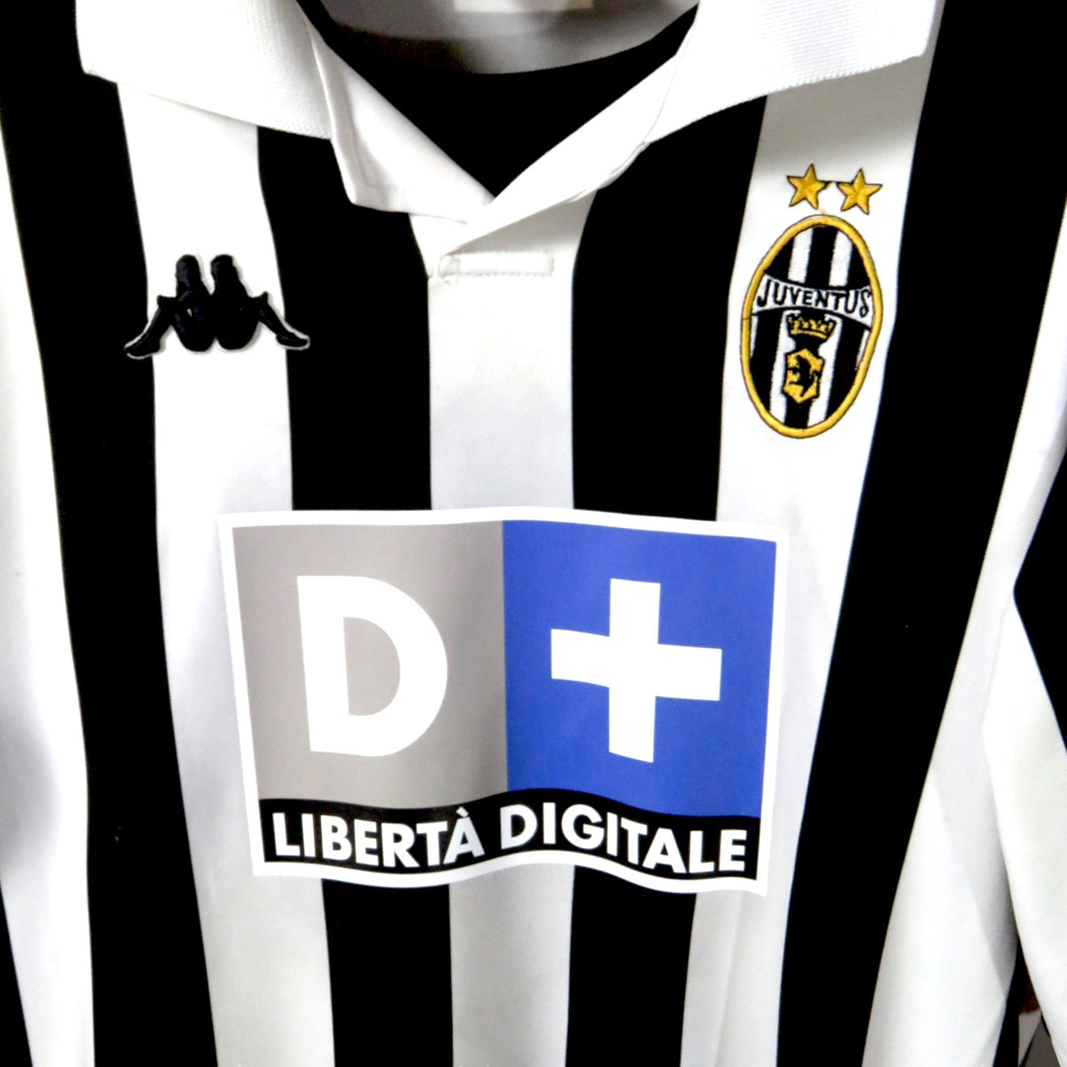 Nostalgic Football Shirts Juventus 1999-2000 thuisshirt met zwart-witte strepen, Kappa logo en D+ sponsorlogo.