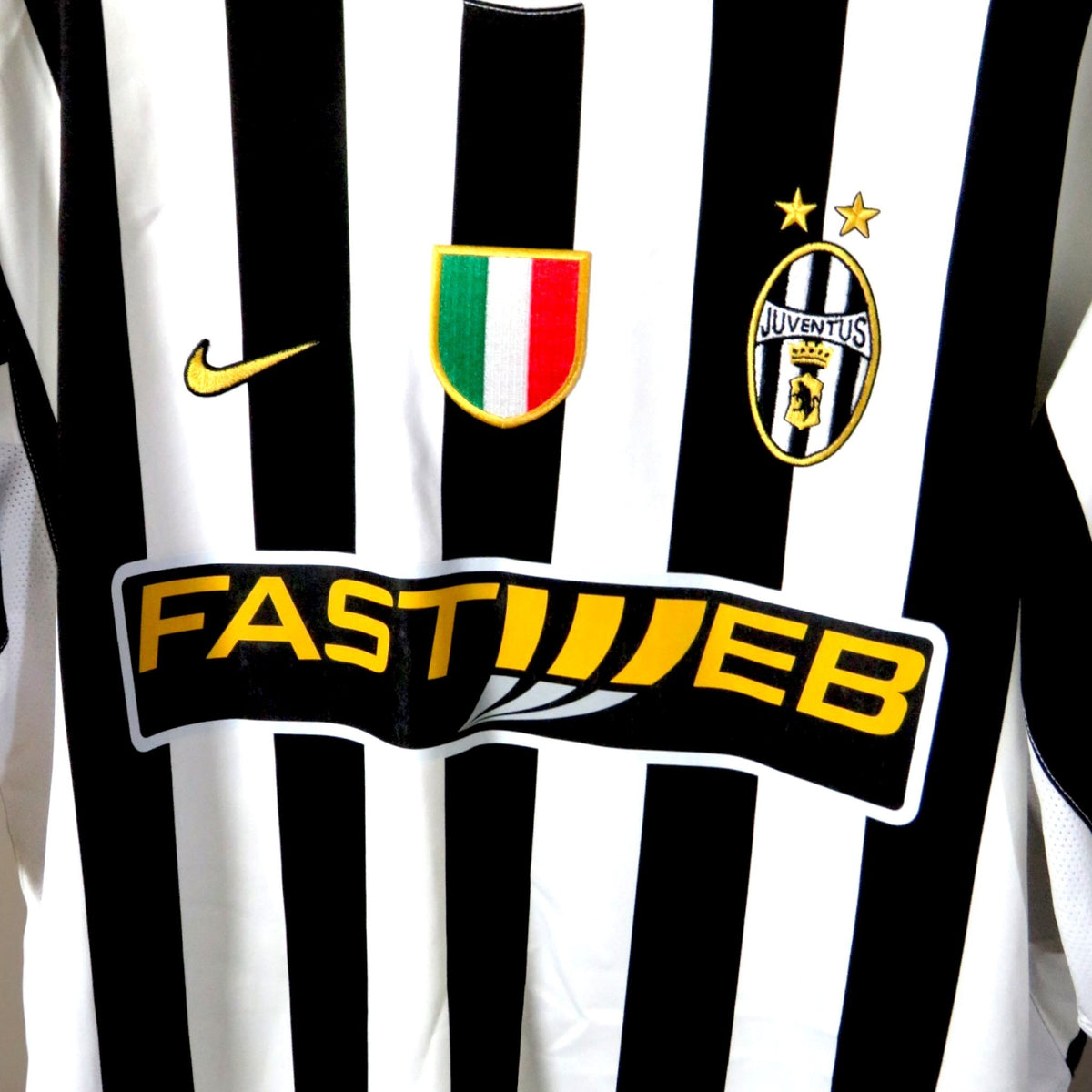Nostalgic Football Shirts Juventus 2003-04 thuisshirt met zwart-witte strepen, Fastweb sponsor en clublogo.