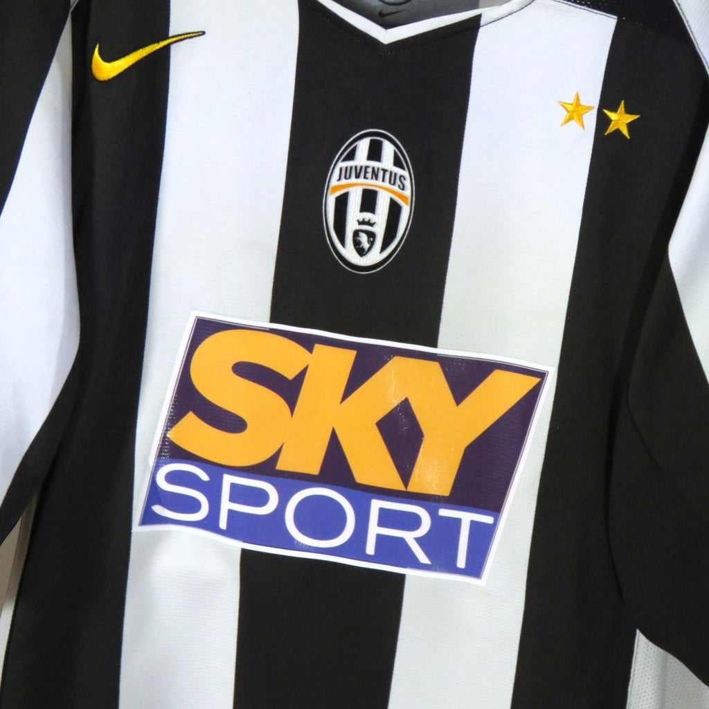 Nostalgic Football Shirts Juventus 2004-05 thuisshirt met zwart-witte strepen, Sky Sport sponsor en Nike logo.