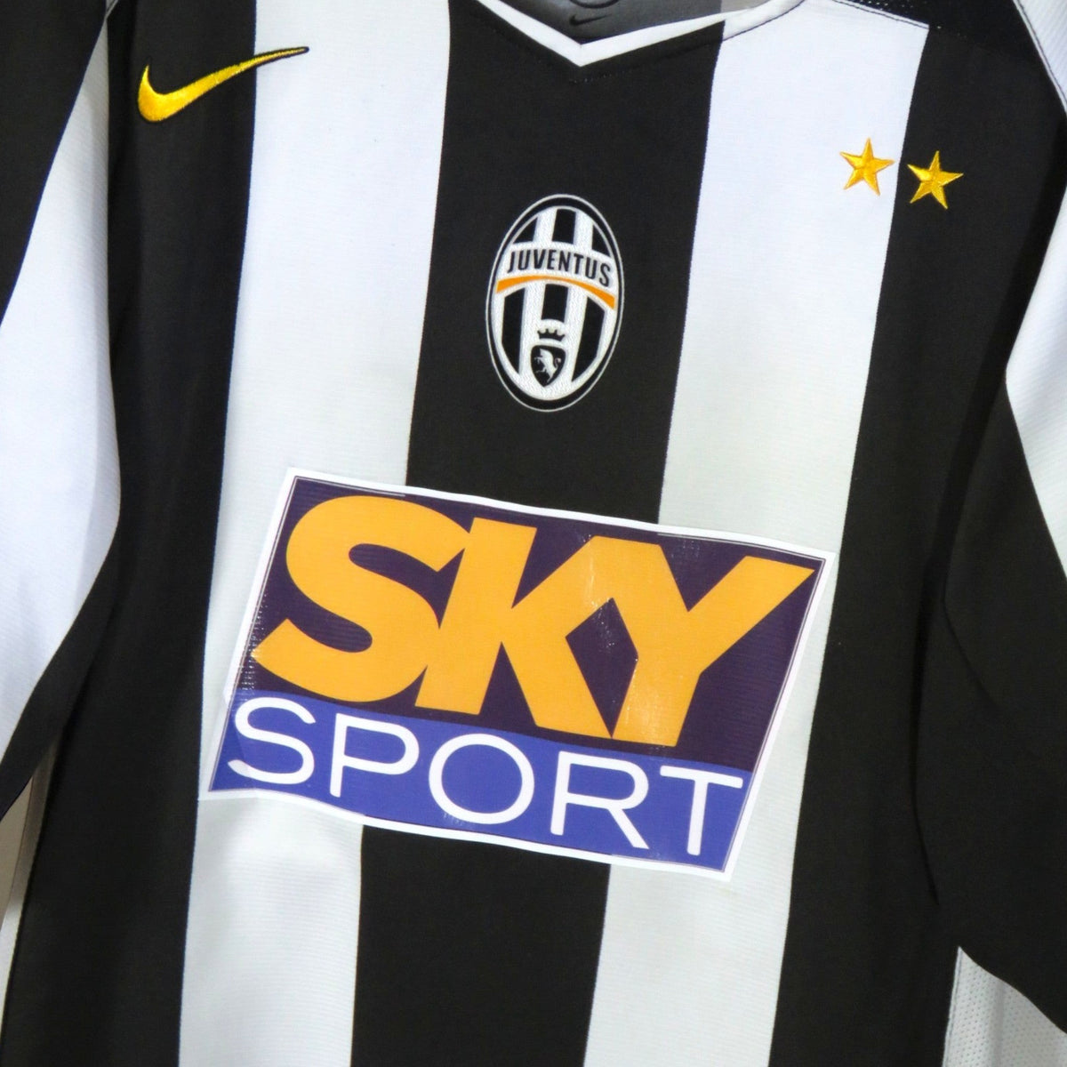 Nostalgic Football Shirts Juventus 2004-05 thuisshirt met zwart-witte strepen, Sky Sport sponsor en Nike logo.