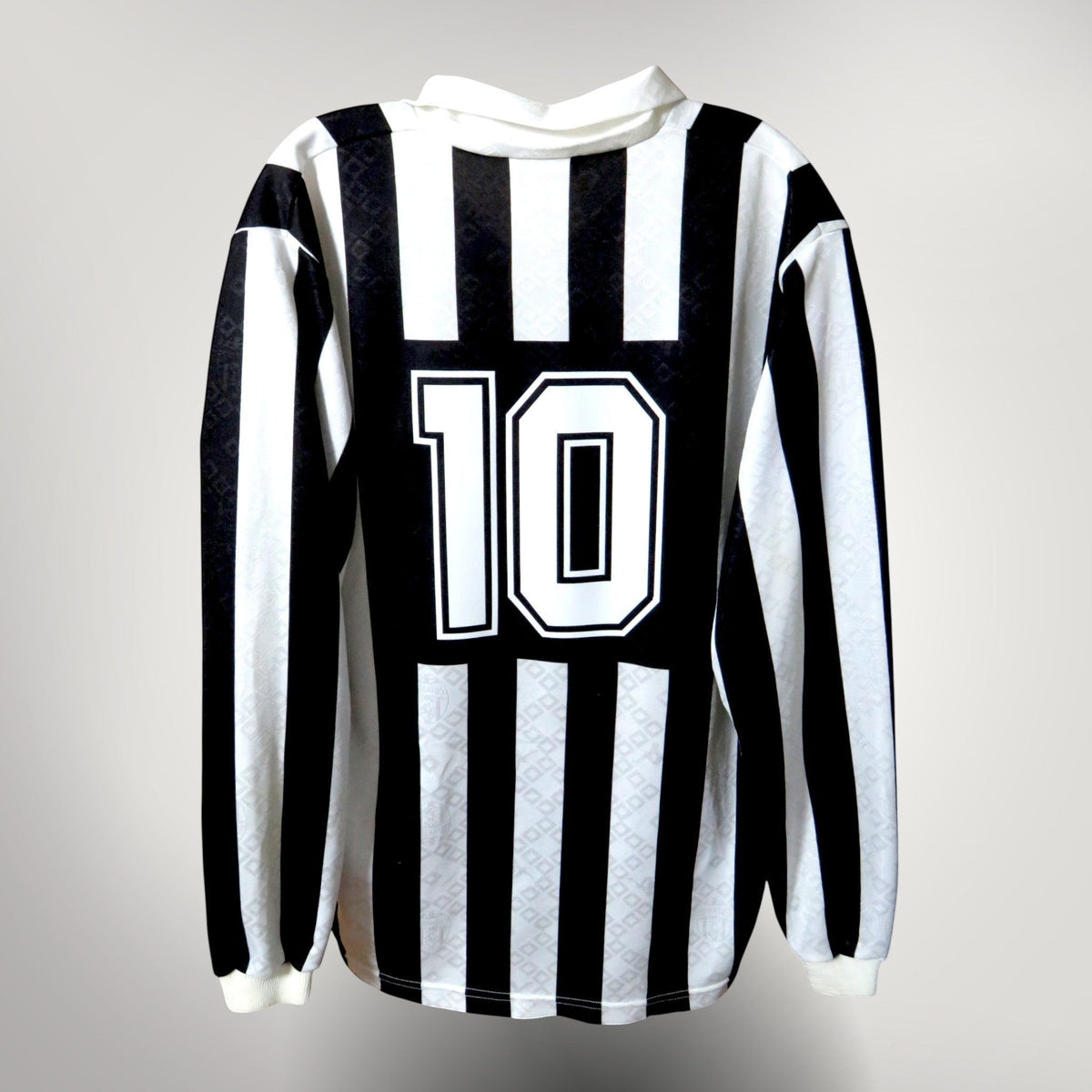 Nostalgic Football Shirts Juventus 1990-91 thuisshirt met lange mouwen, zwart-witte strepen en rugnummer 10 van Baggio.