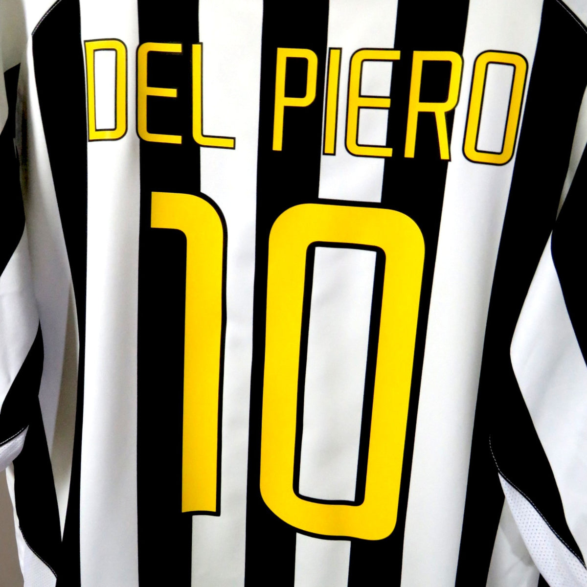 Nostalgic Football Shirts Juventus 2003-04 thuisshirt met Del Piero nummer 10 in zwart-witte strepen