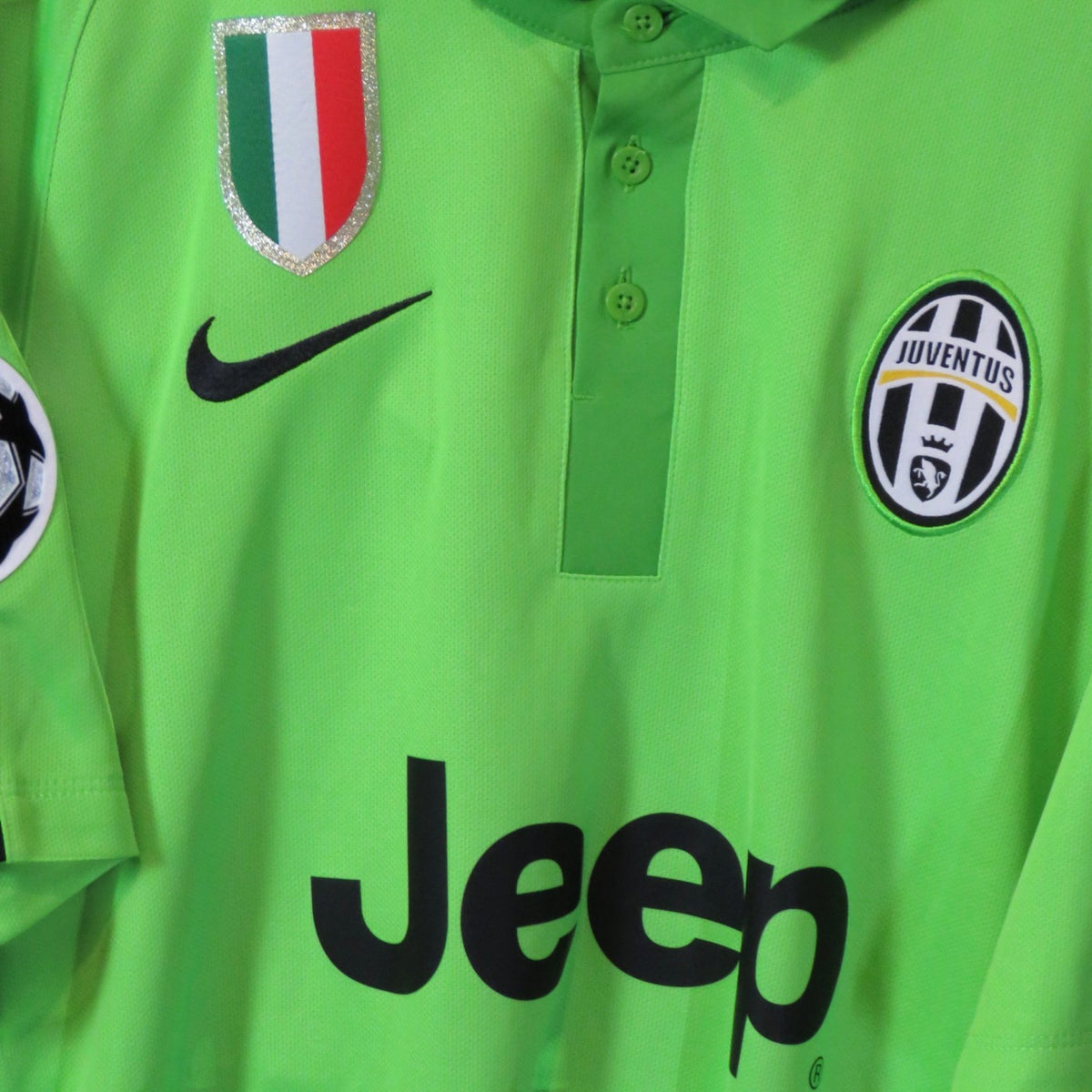 Nostalgic Football Shirts Juventus 2014-15 derde shirt in felgroen met Jeep sponsor, Nike logo en clubembleem.