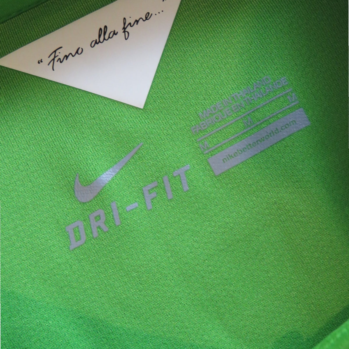 Nostalgic Football Shirts Juventus 2014-15 derde shirt binnenkant kraag met Nike Dri-Fit logo en Fino alla fine tekst
