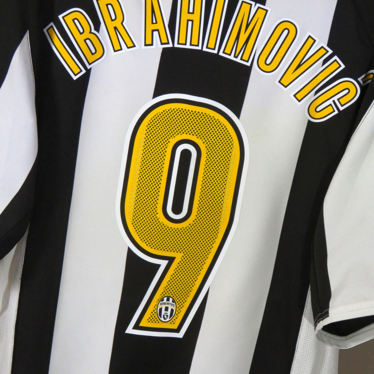 Nostalgic Football Shirts Juventus 2004-05 thuisshirt met Ibrahimovic nummer 9 bedrukking in zwart-witte strepen