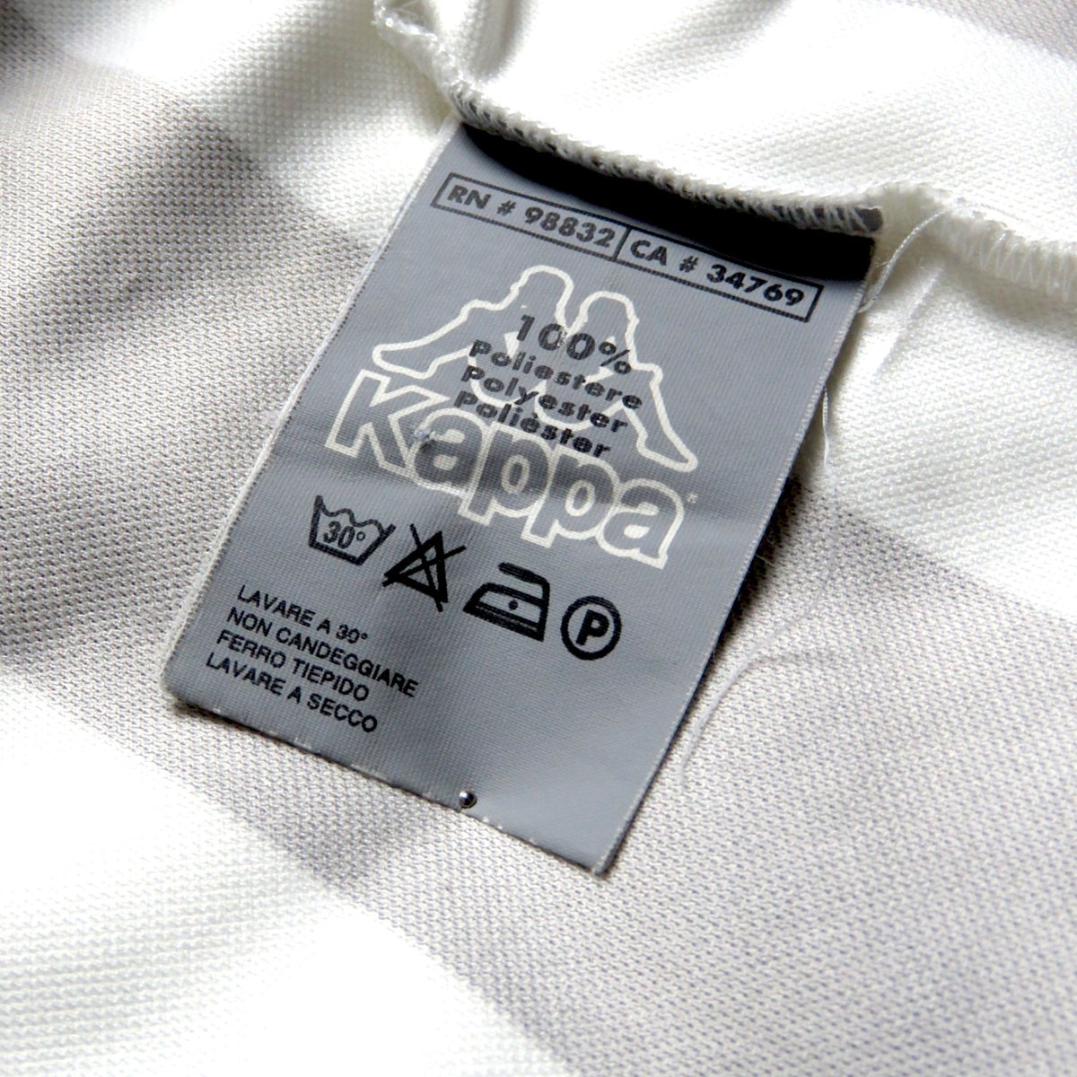 Nostalgic Football Shirts Juventus 1999-2000 Kappa shirt label met wasinstructies op wit-zwarte stof