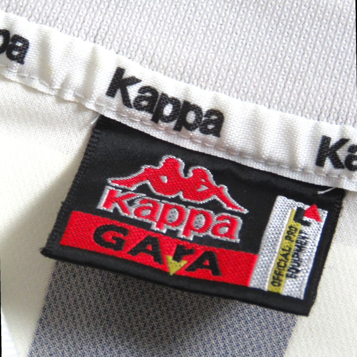 Nostalgic Football Shirts Juventus 1995-96 thuisshirt label met Kappa Gara branding en klassieke zwart-witte stof