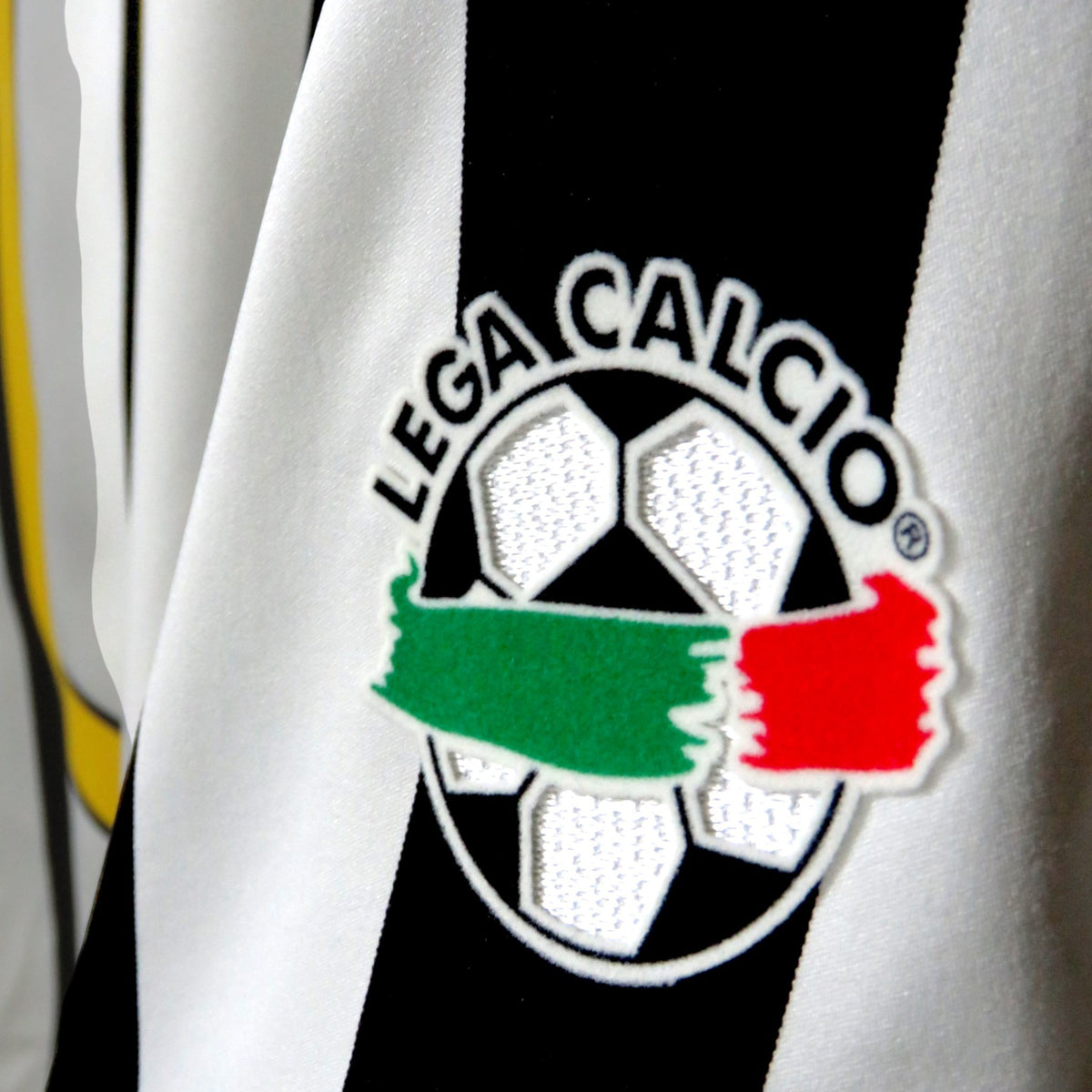 Nostalgic Football Shirts Juventus 2003-04 thuisshirt met geborduurde Lega Calcio badge op de mouw