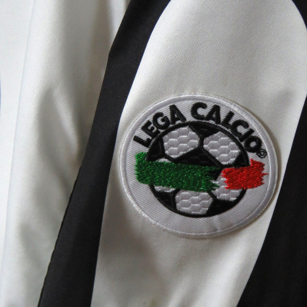 Nostalgic Football Shirts Juventus 1997-98 thuisshirt detail met geborduurde Lega Calcio badge op zwart-witte strepen