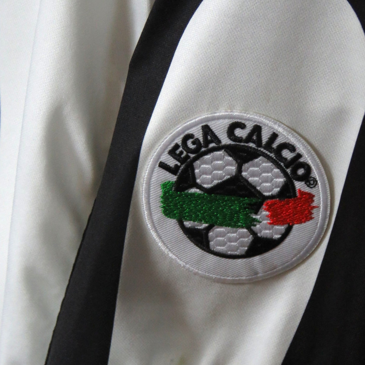 Nostalgic Football Shirts Juventus 1997-98 thuisshirt detail met geborduurde Lega Calcio badge op zwart-witte strepen
