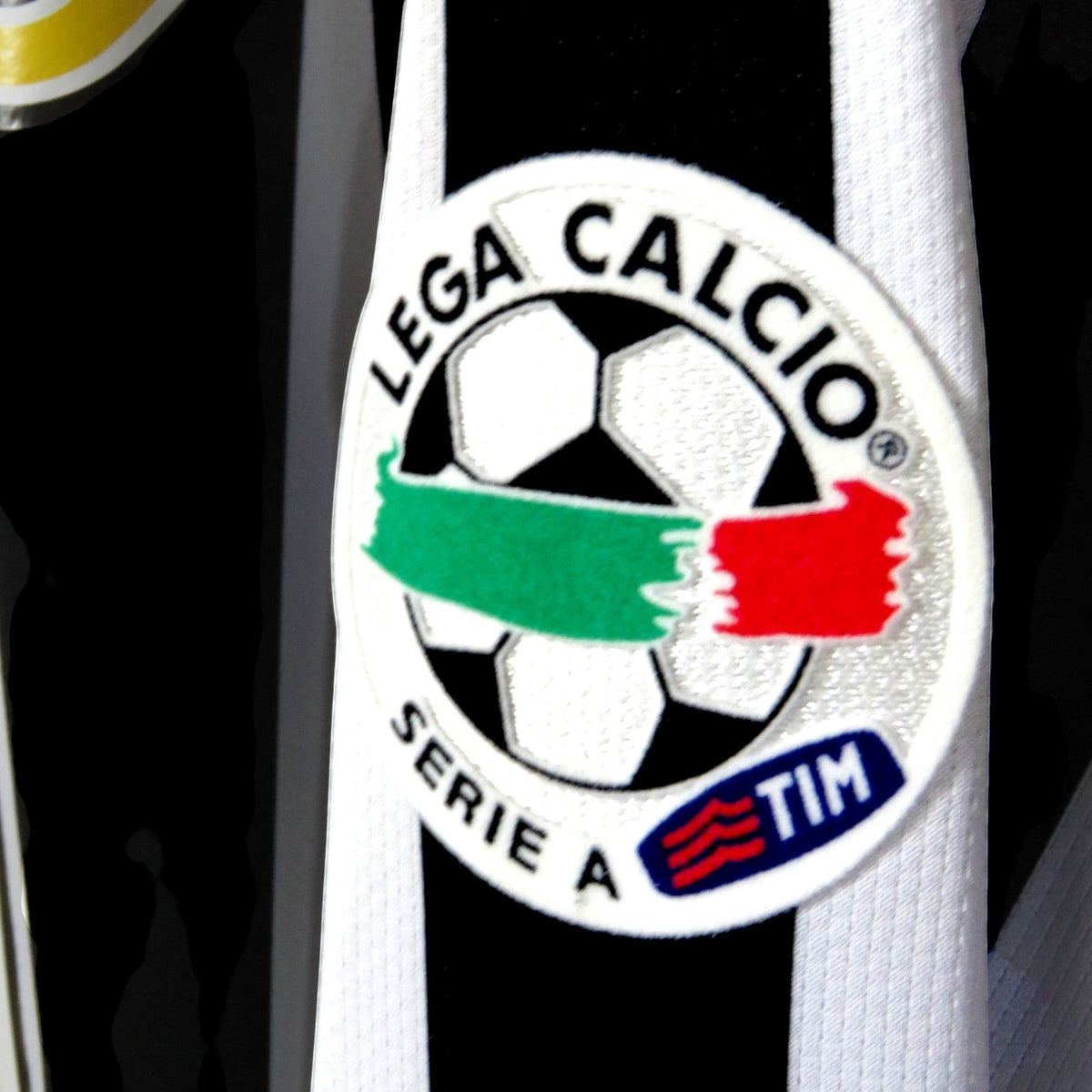 Nostalgic Football Shirts Juventus 2006-07 thuisshirt detail met Lega Calcio Serie A patch op zwart-witte strepen