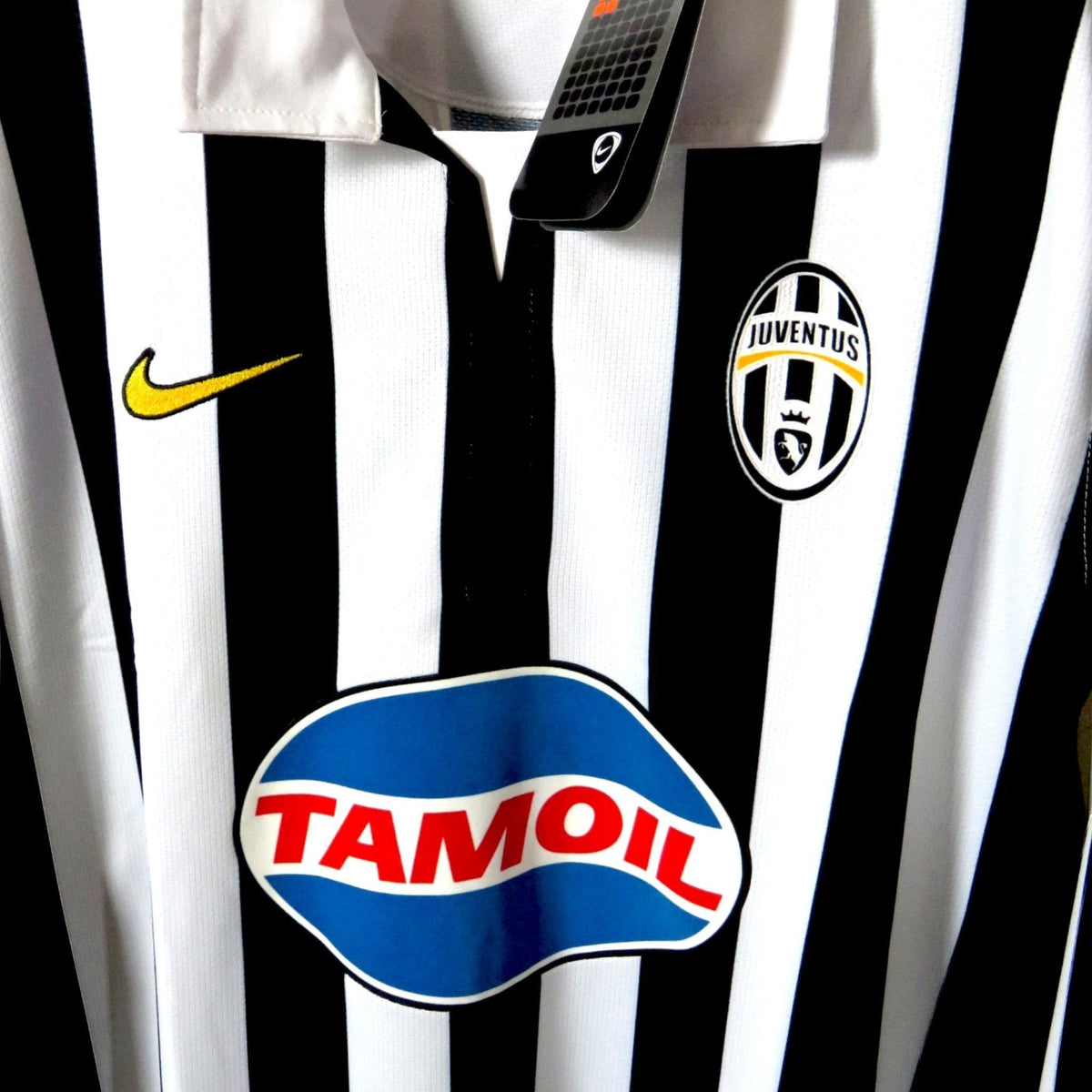 Nostalgic Football Shirts Juventus 2006-07 thuisshirt met iconische zwart-witte strepen, Nike logo en Tamoil sponsor.