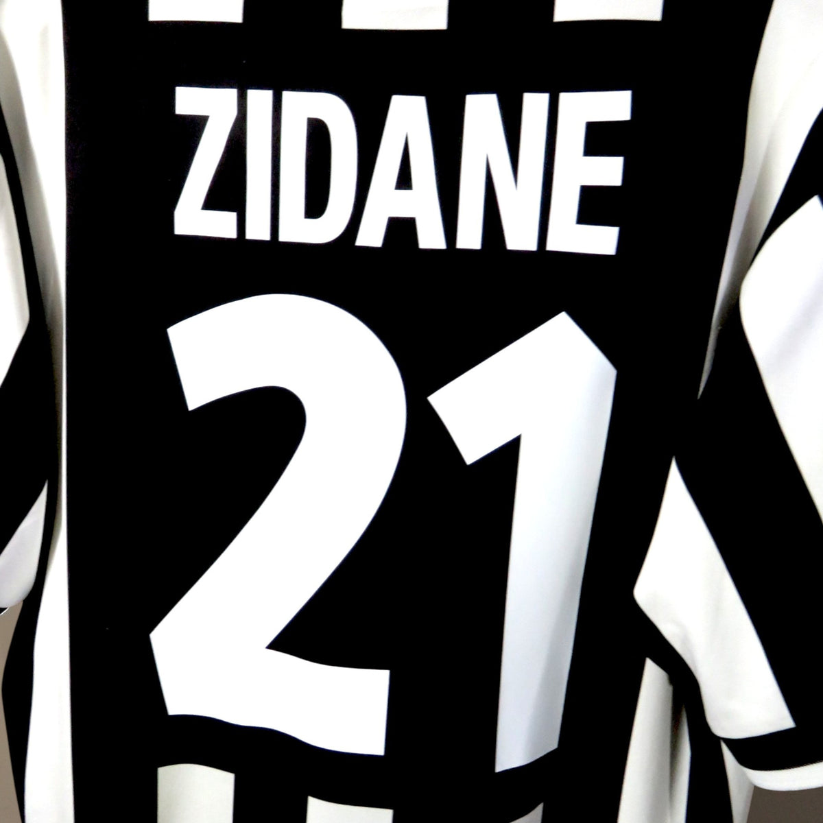Nostalgic Football Shirts Juventus 1999-2000 thuisshirt met Zidane nummer 21 in zwart-witte strepen