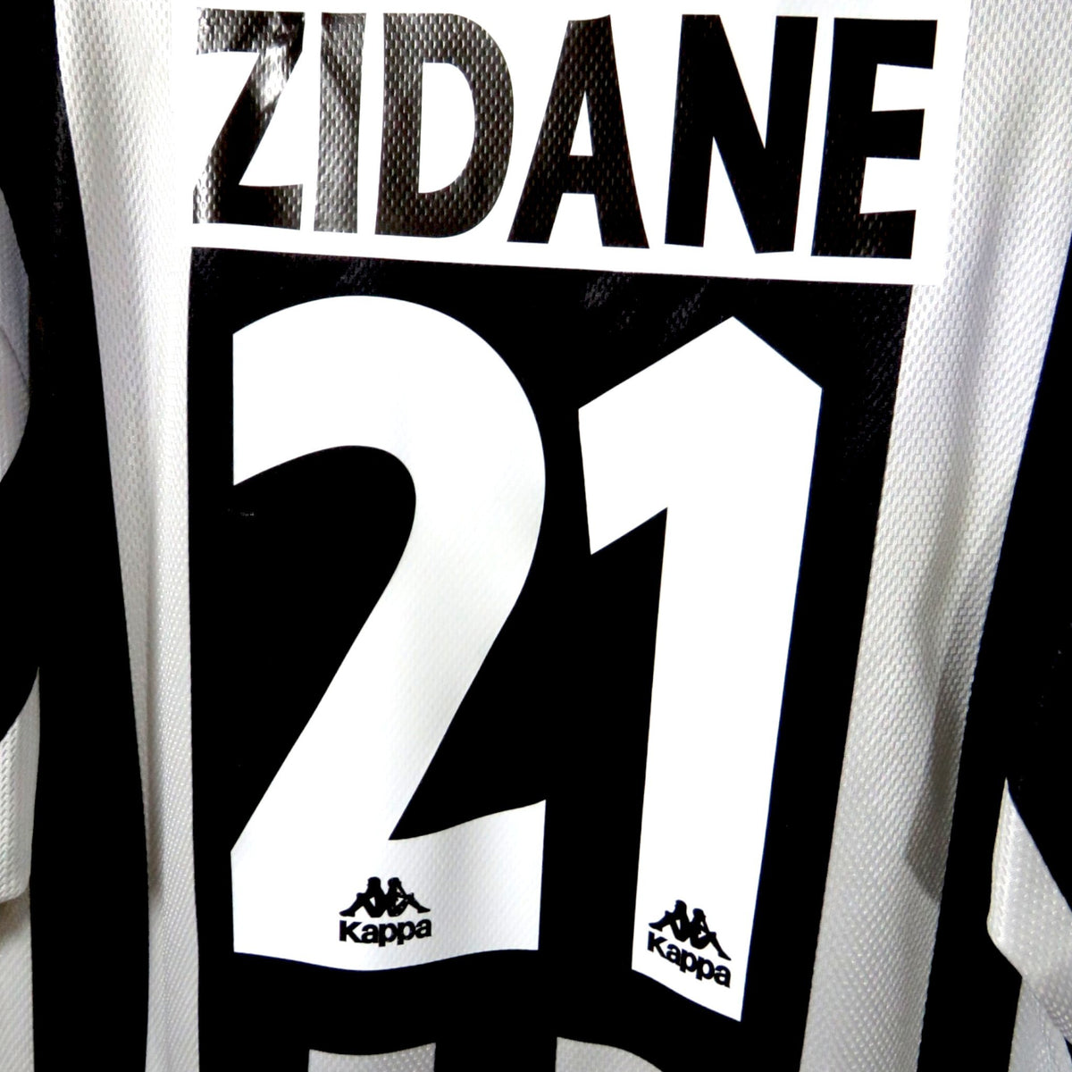 Achterkant van het Nostalgic Football Shirts Juventus 1995-96 thuisshirt met Zidane nummer 21 in zwart-witte strepen.