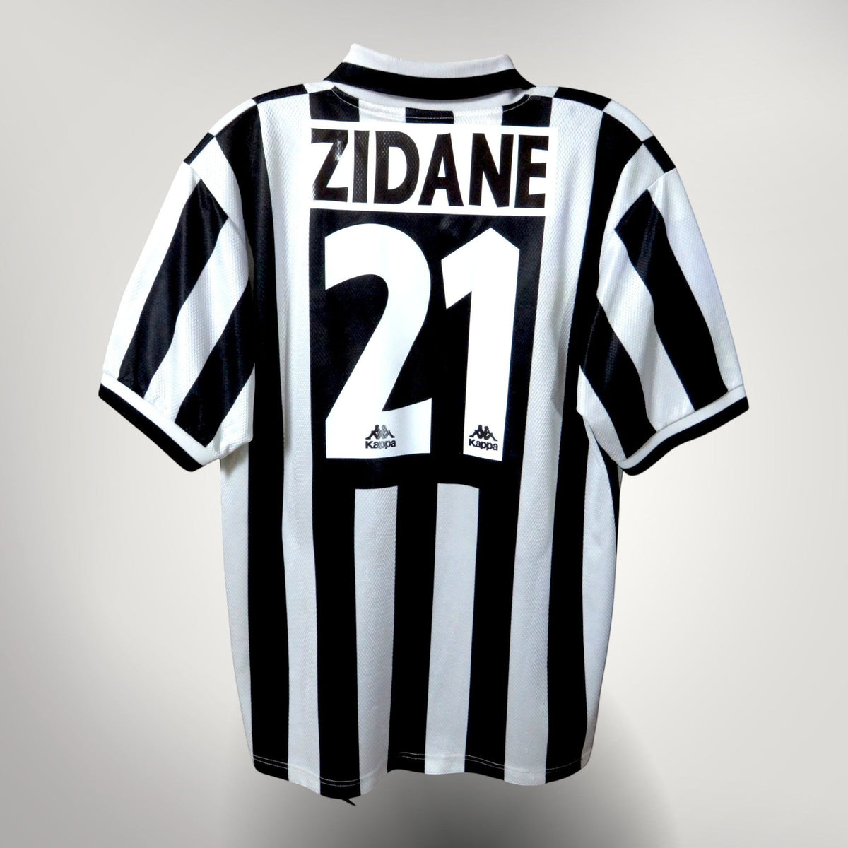 Nostalgic Football Shirts Juventus 1995-96 thuisshirt met Zidane nummer 21 in zwart-witte strepen