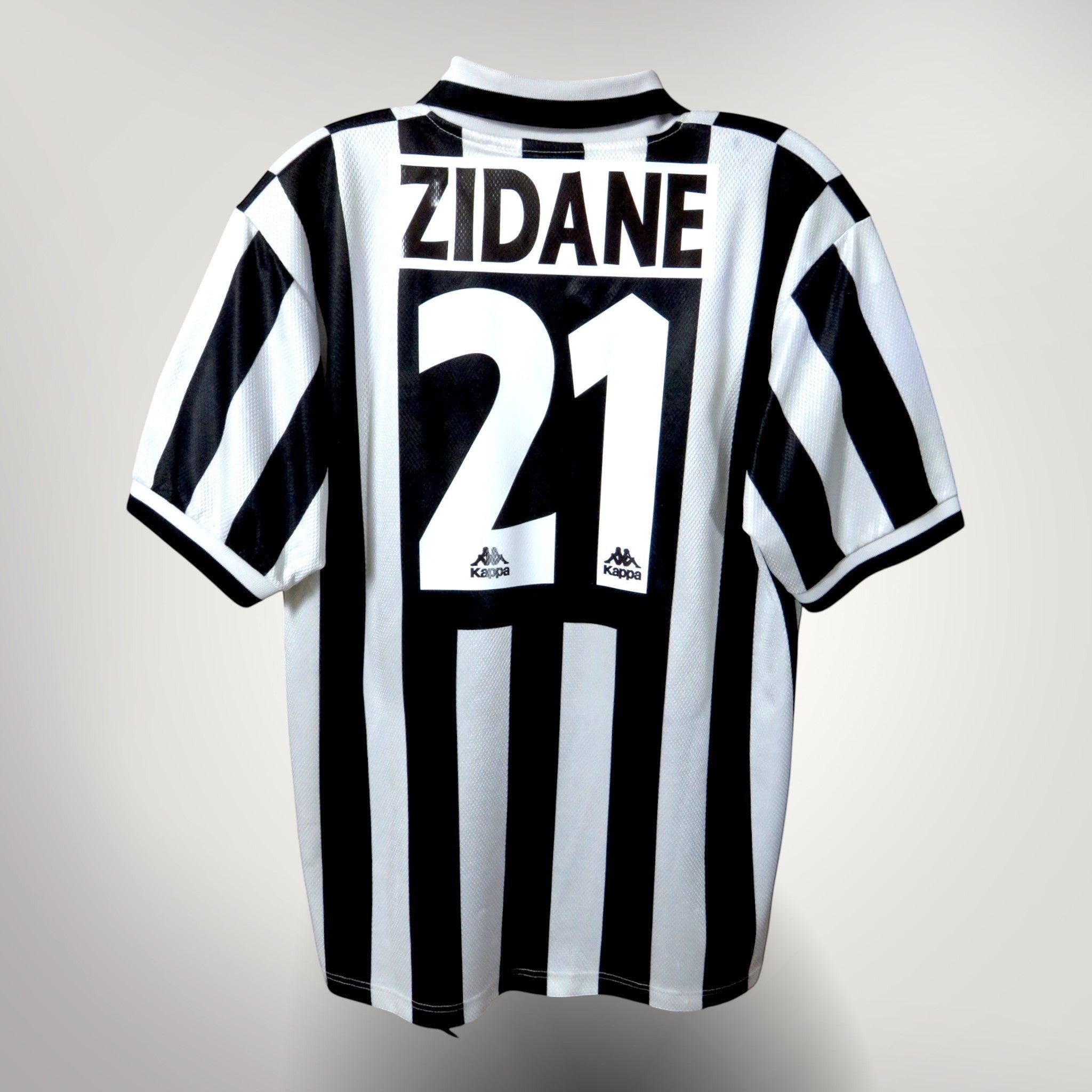 Nostalgic Football Shirts Juventus 1995-96 thuisshirt met Zidane nummer 21 in zwart-witte strepen