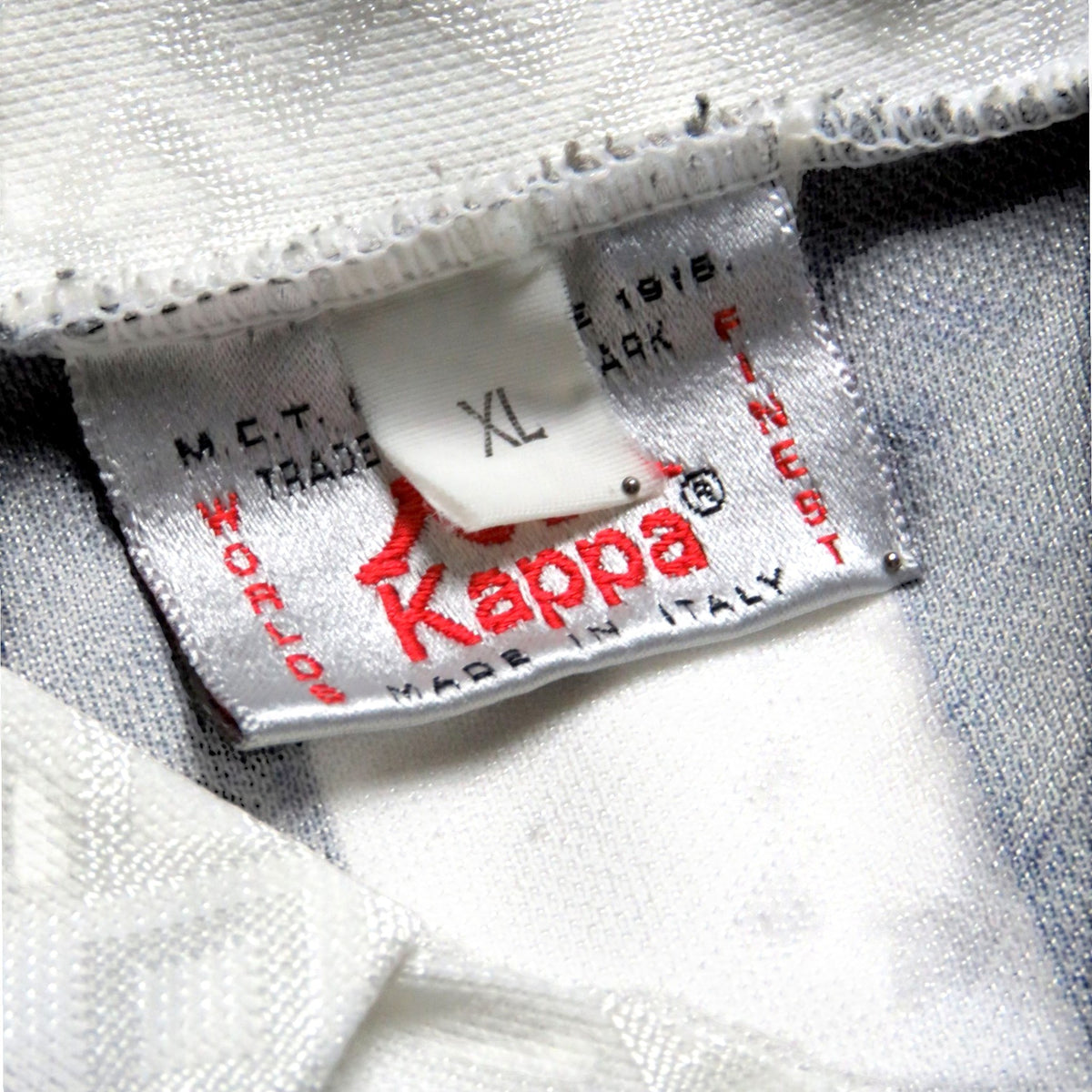 Nostalgic Football Shirts vintage Kappa label in wit en rood met maat XL op een Juventus 1990-91 voetbalshirt