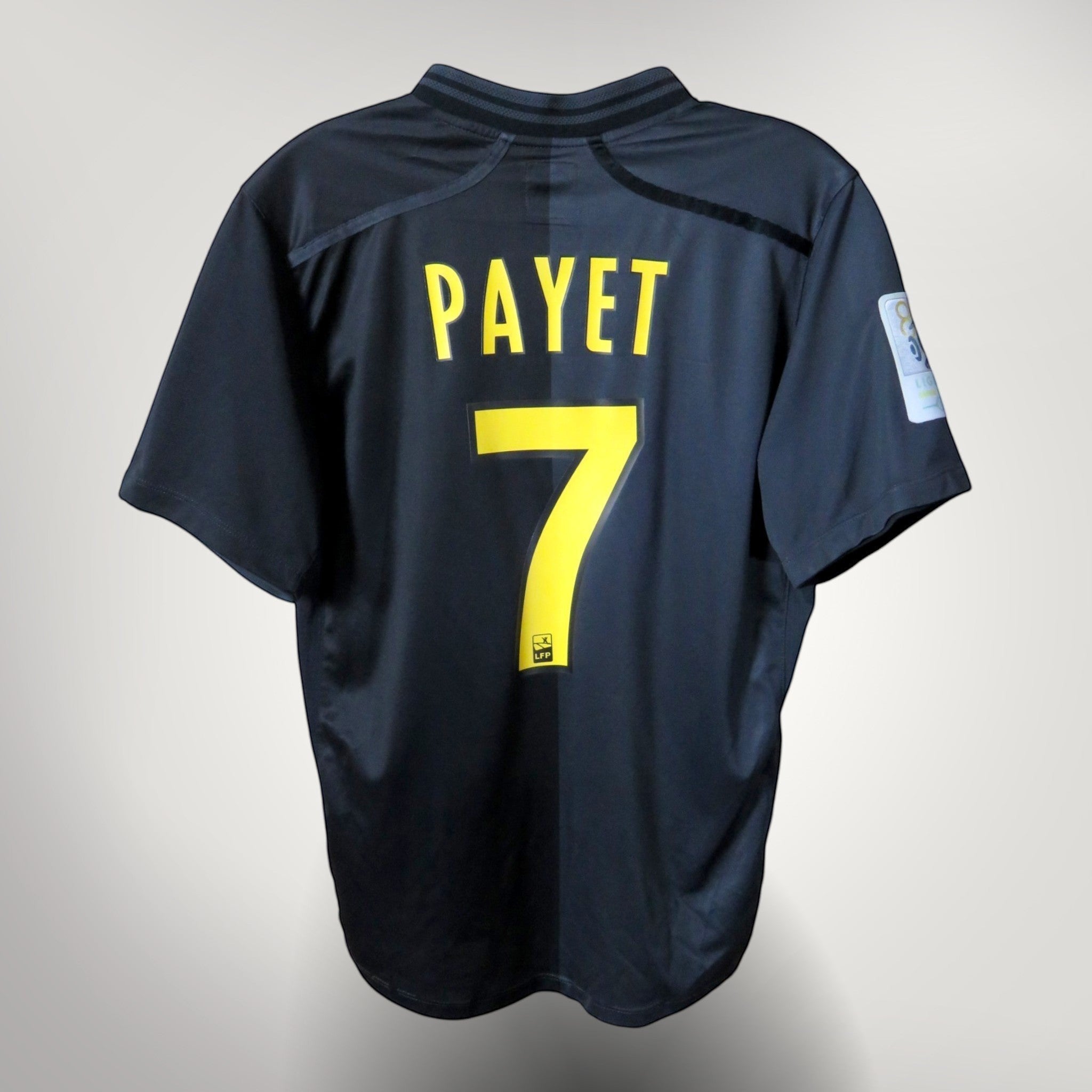 Nostalgic Football Shirts Lille 2012-13 derde voetbalshirt in zwart met gele Payet 7 bedrukking op de achterkant.