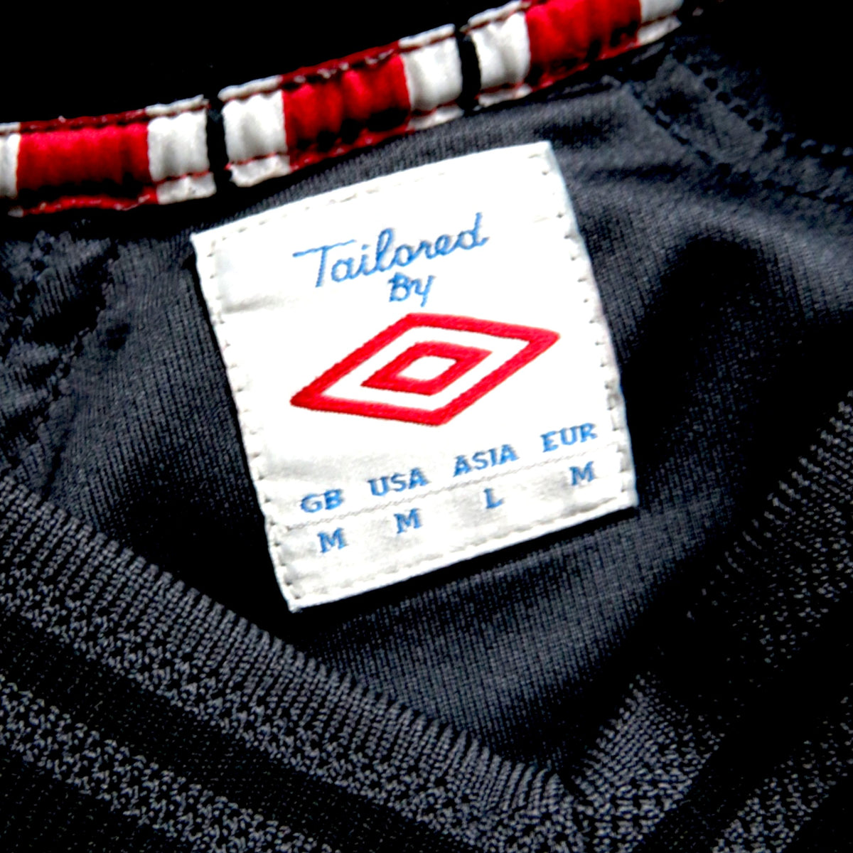 Nostalgic Football Shirts Lille 2012-13 voetbalshirt label met Umbro logo en maat M in zwarte stof