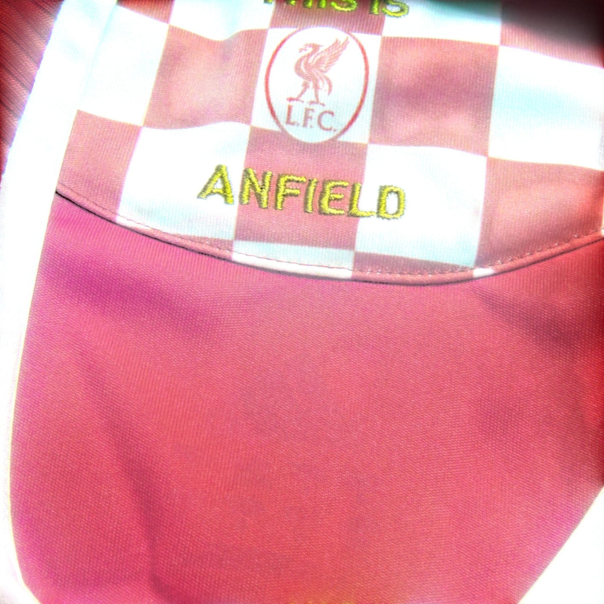 Nostalgic Football Shirts Liverpool 2008-10 thuisshirt met 'This is Anfield' detail in de kraag