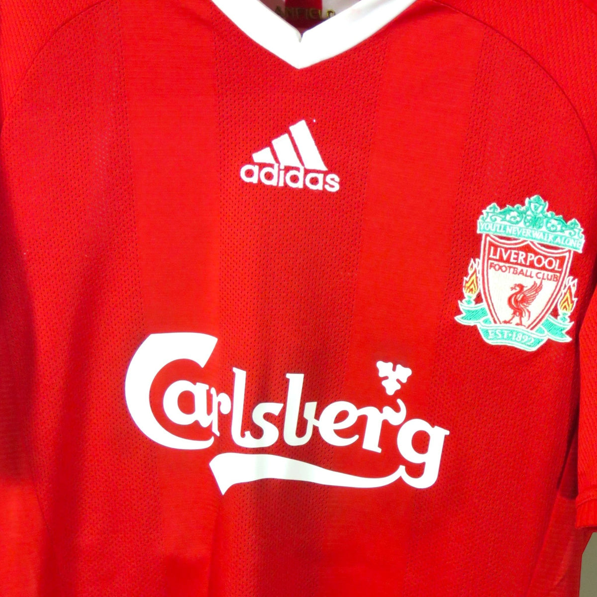 Nostalgic Football Shirts Liverpool 2008-10 thuisshirt in rood met wit Carlsberg logo, Adidas merk en clubembleem.