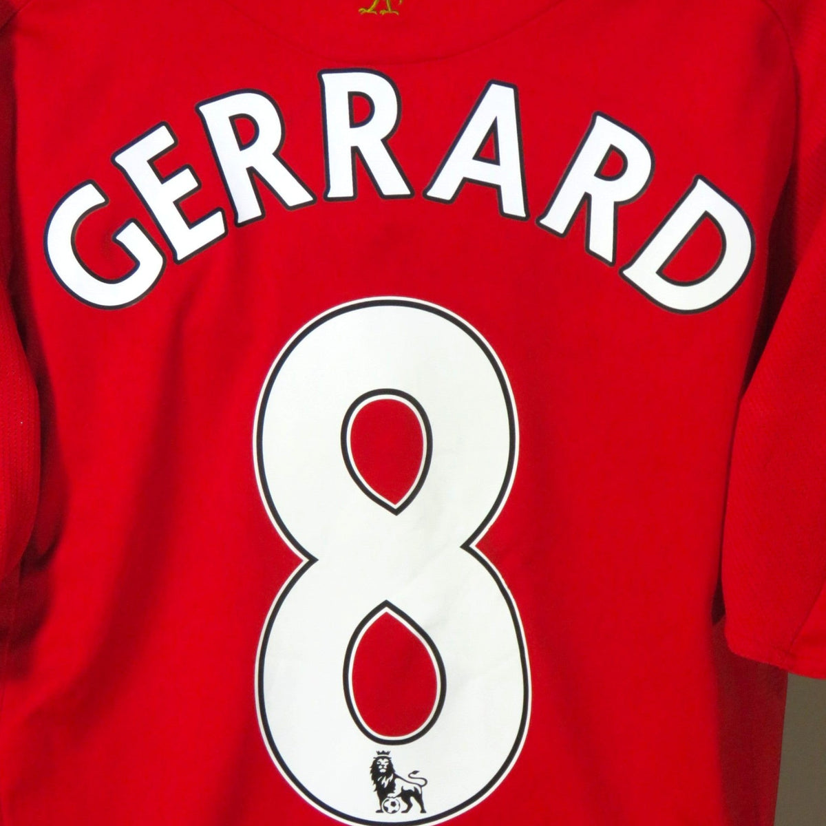 Nostalgic Football Shirts Liverpool 2008-10 thuisshirt rood met Gerrard nummer 8 bedrukking op de achterzijde