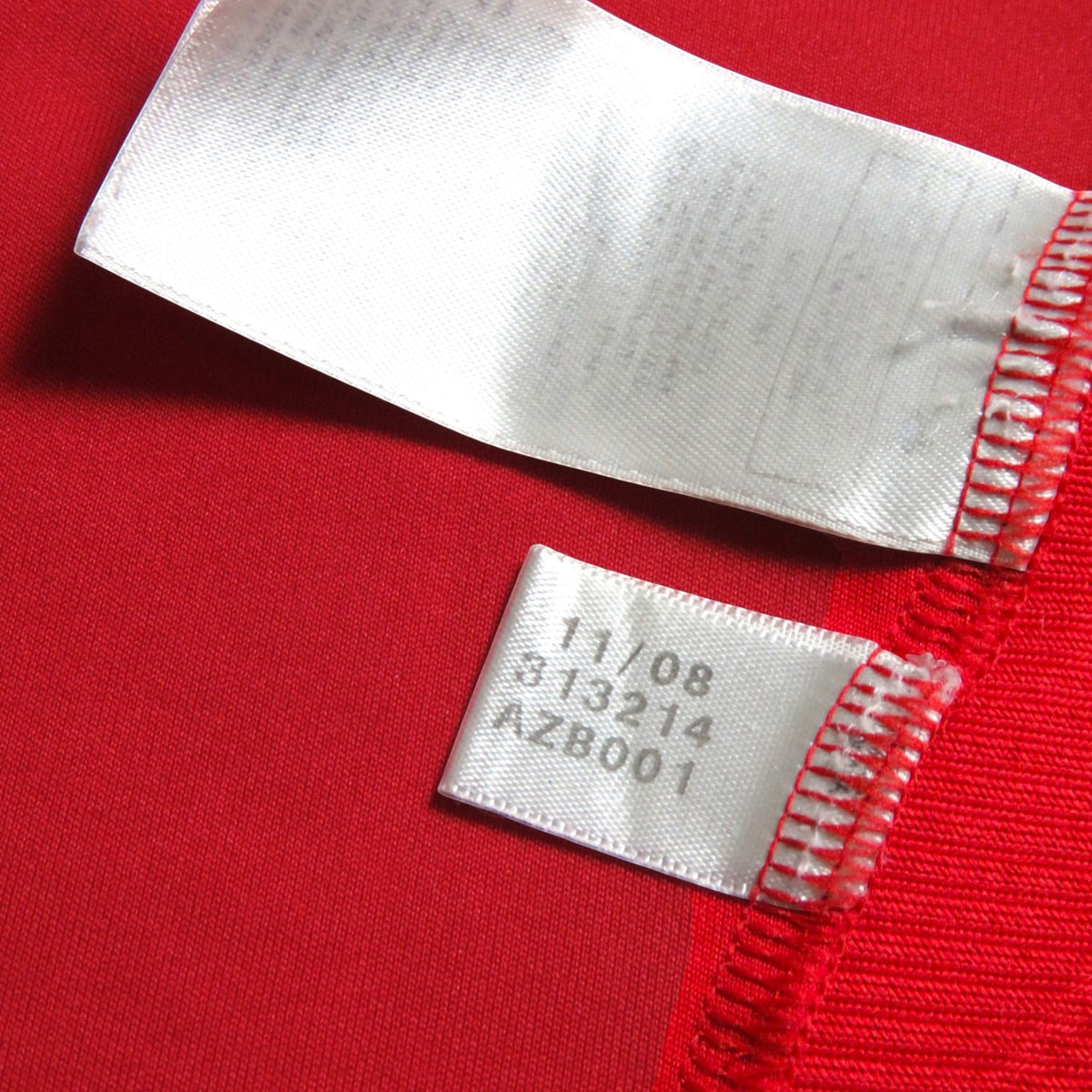 Nostalgic Football Shirts Liverpool 2008-10 thuisshirt waslabel met productcode 313214 en productiedatum 11/08