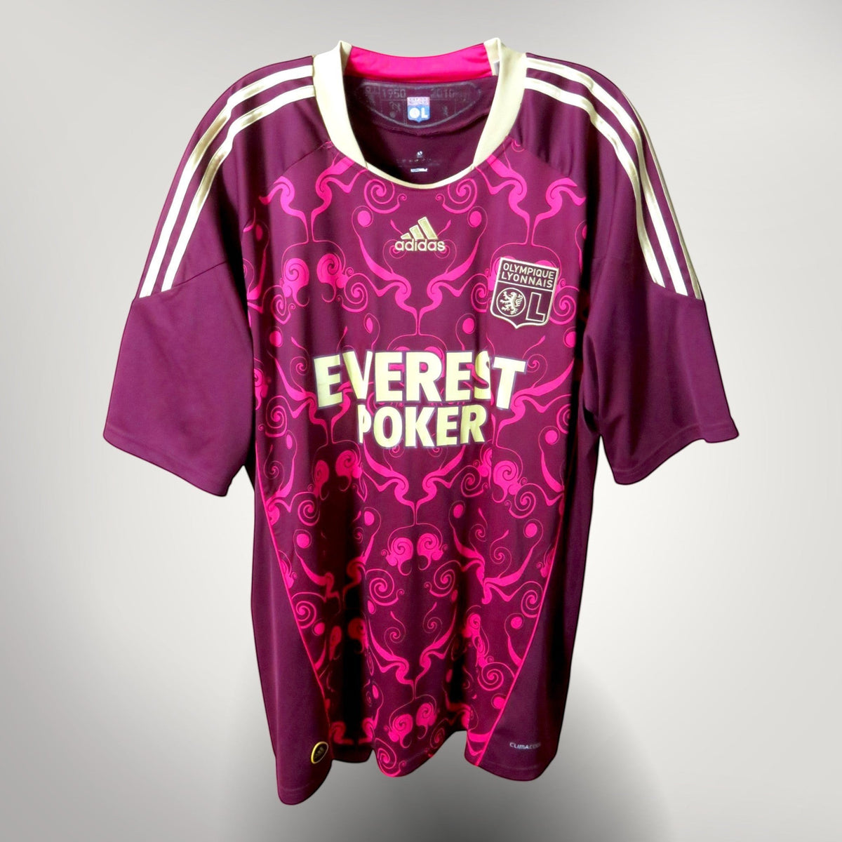 Nostalgic Football Shirts Lyon 2010-11 uitshirt in bordeauxrood met paars patroon, gouden details en Everest Poker logo, product code Z25029