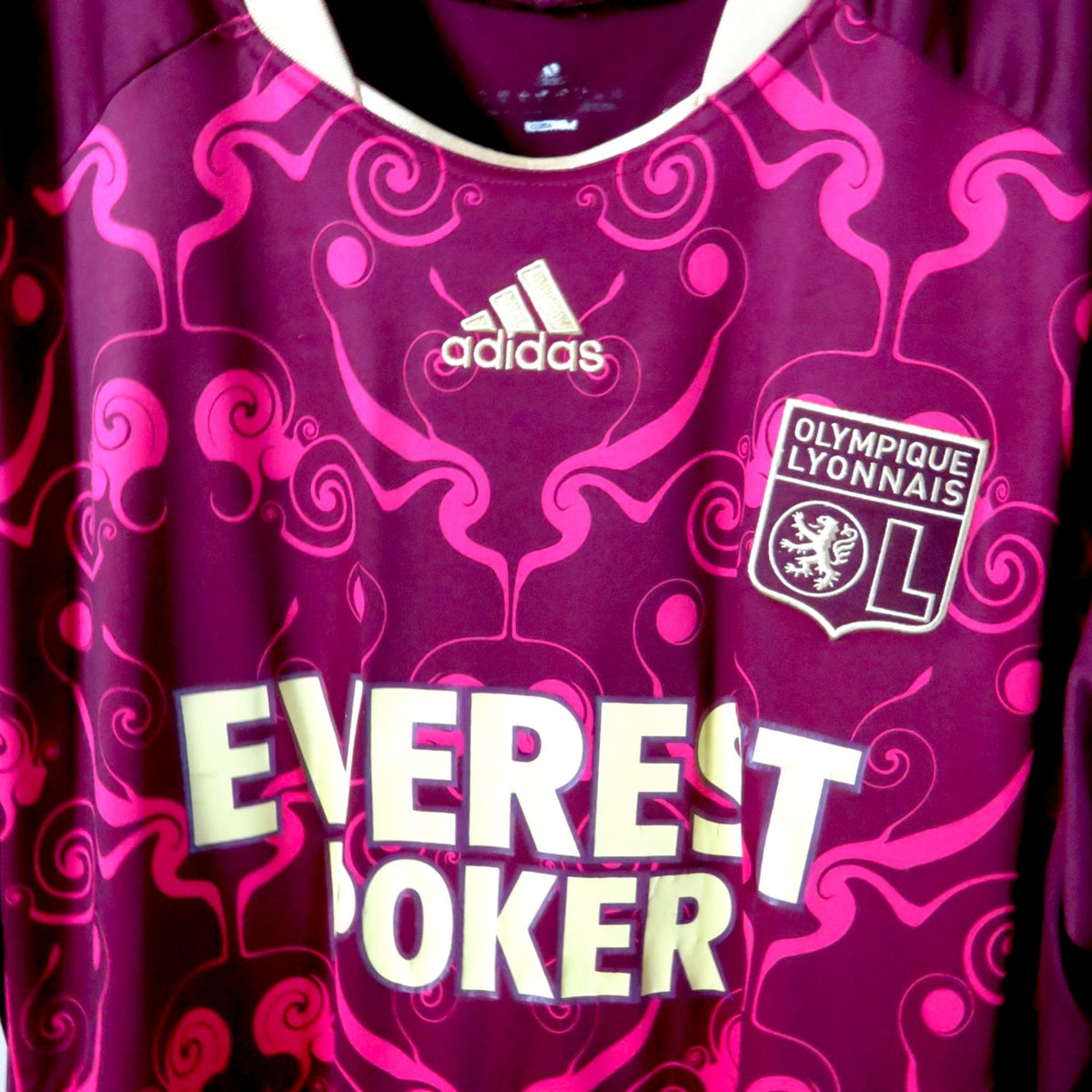 Nostalgic Football Shirts Lyon 2010-11 uitshirt in bordeaux met paars patroon, gouden Adidas logo en clubembleem., product code Z25029
