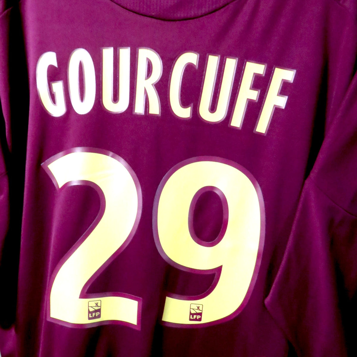 Nostalgic Football Shirts Lyon 2010-11 uitshirt in bordeauxrood met Gourcuff nummer 29 bedrukking op de achterkant, product code Z25029