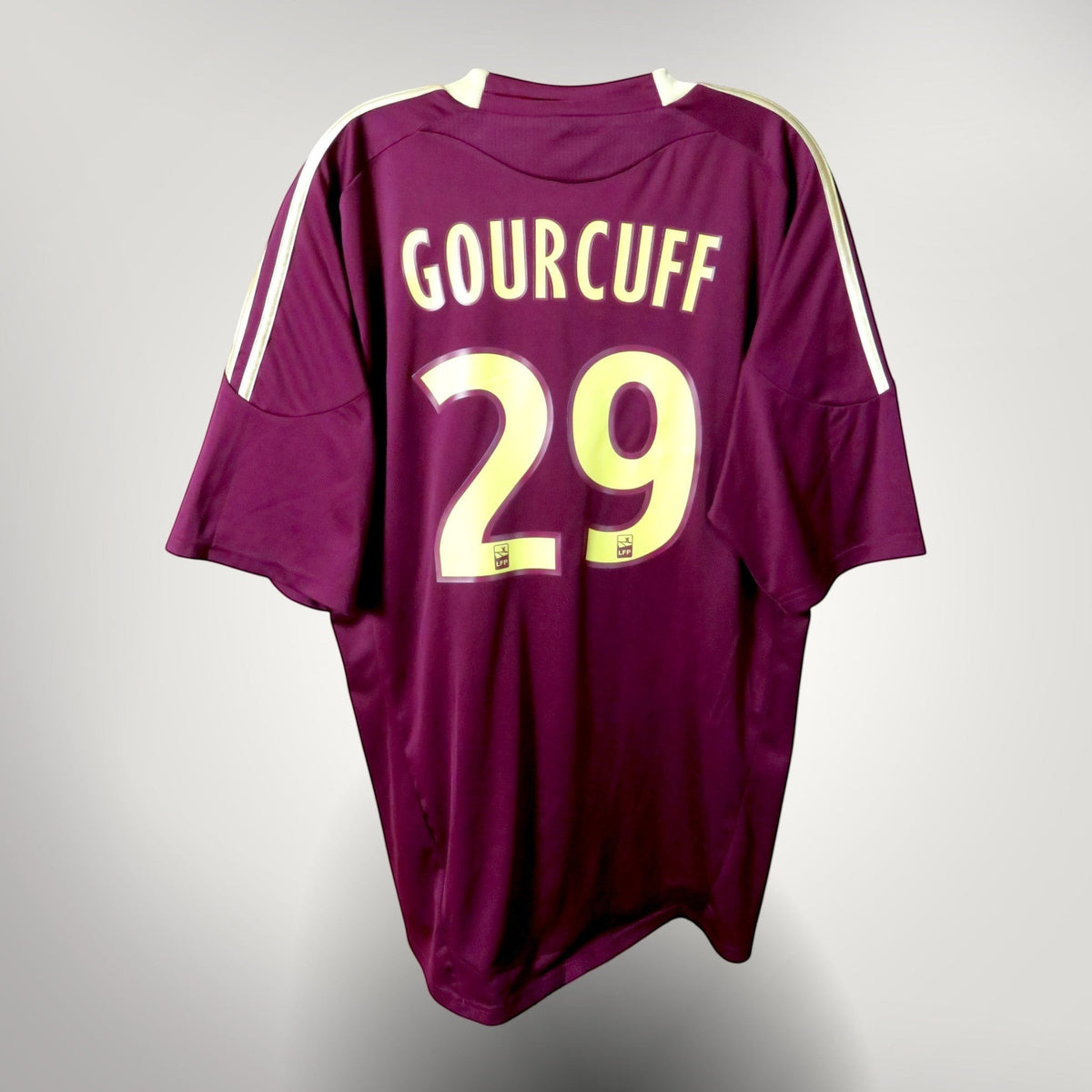 Nostalgic Football Shirts Lyon 2010-11 uitshirt bordeauxrood met Gourcuff 29 bedrukking op de achterkant, product code Z25029