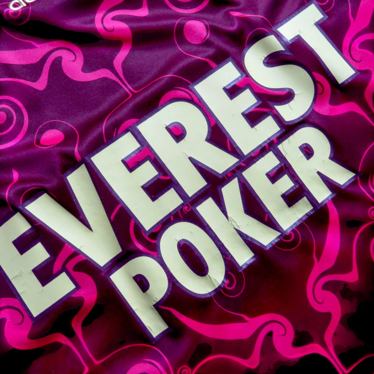 Nostalgic Football Shirts Lyon 2010-11 uitshirt met bordeaux en paars patroon en gouden Everest Poker sponsorlogo, product code Z25029